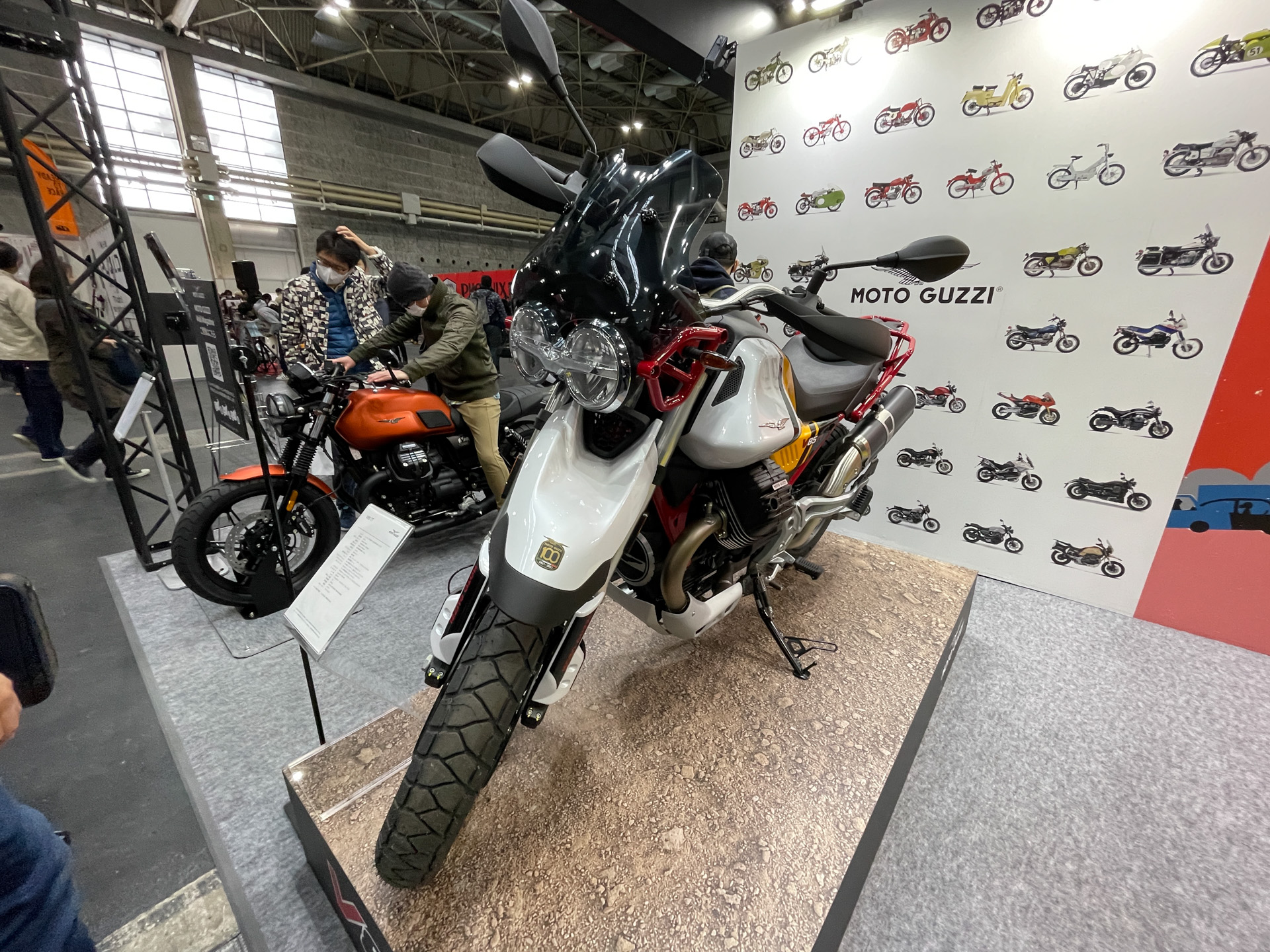 「アプリリア」「モト・グッツィ」「ベスパ」のイタリアンブランドが出展するピアッジオグループジャパンのブース