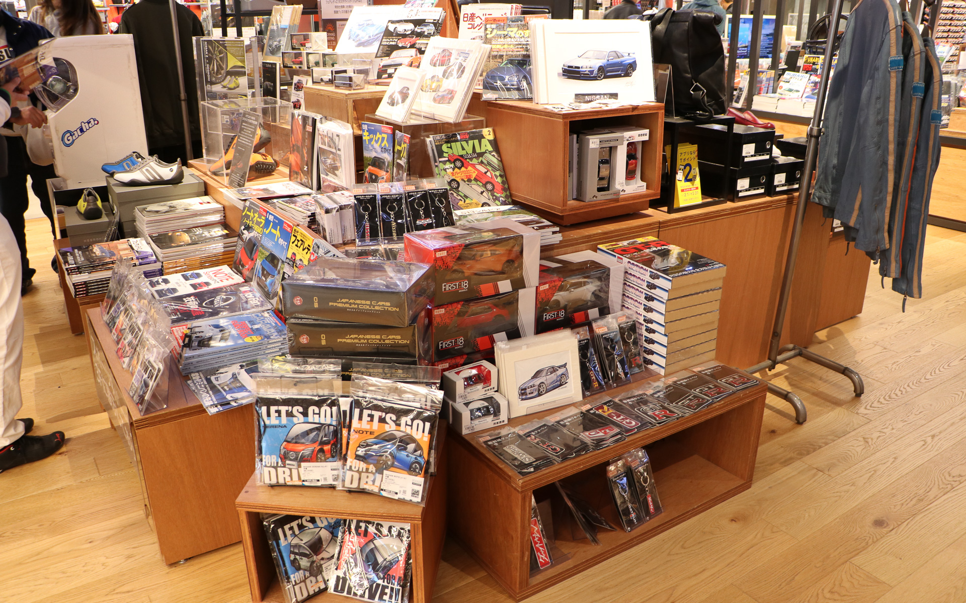 屋外と店内にてフェアレディZをはじめ、日産車をテーマにした関連グッズの展示・販売を行なっている