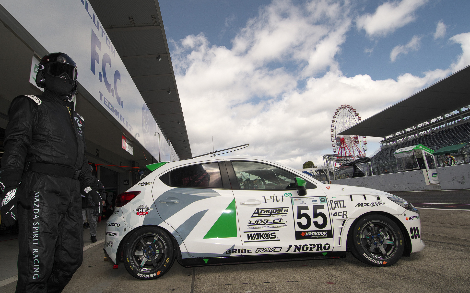 車体側面には「ユーグレナ」の文字。ユーグレナのバイオディーゼル燃料「サステオ」を用いる