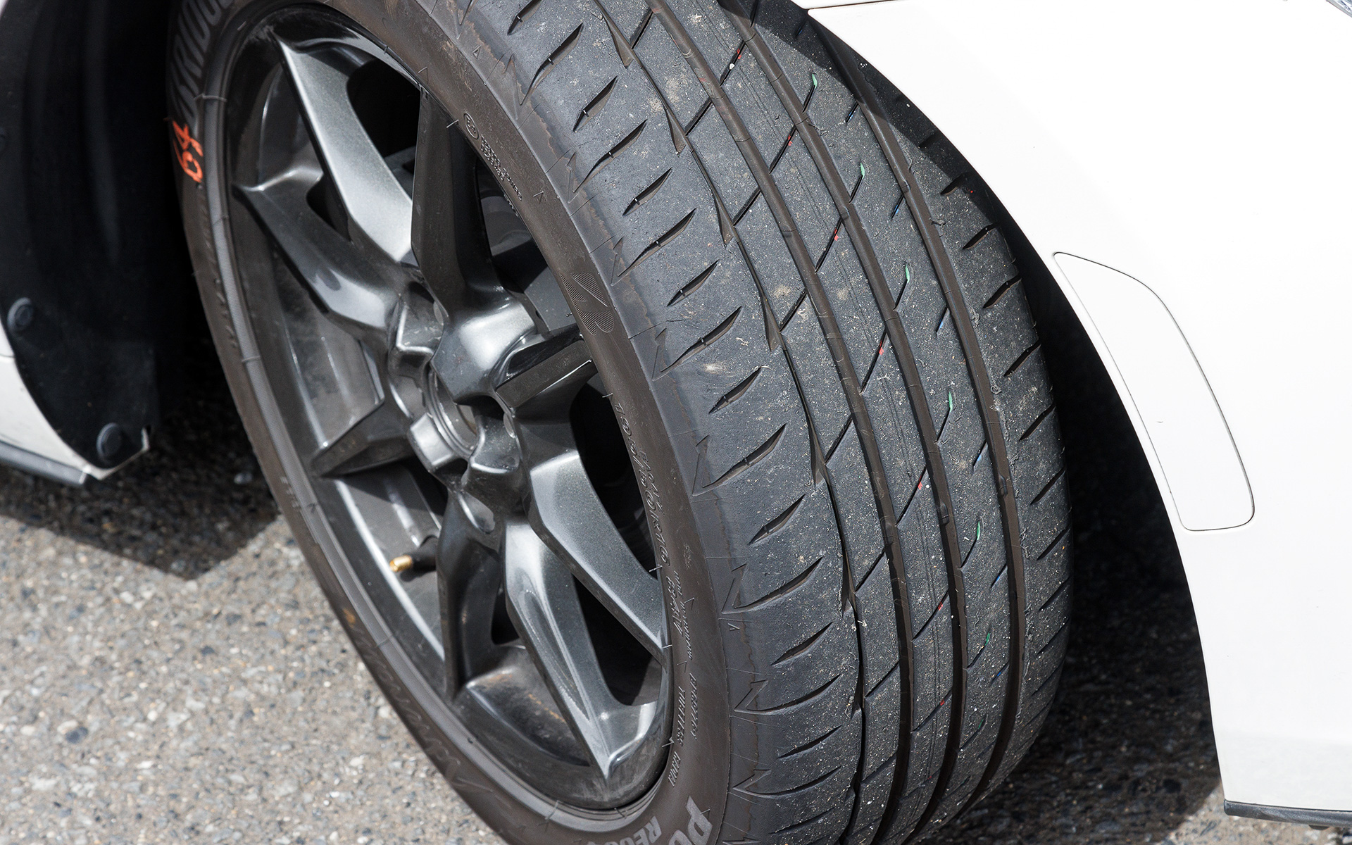 タイヤはブリヂストンPOTENZA Adrenalin RE004