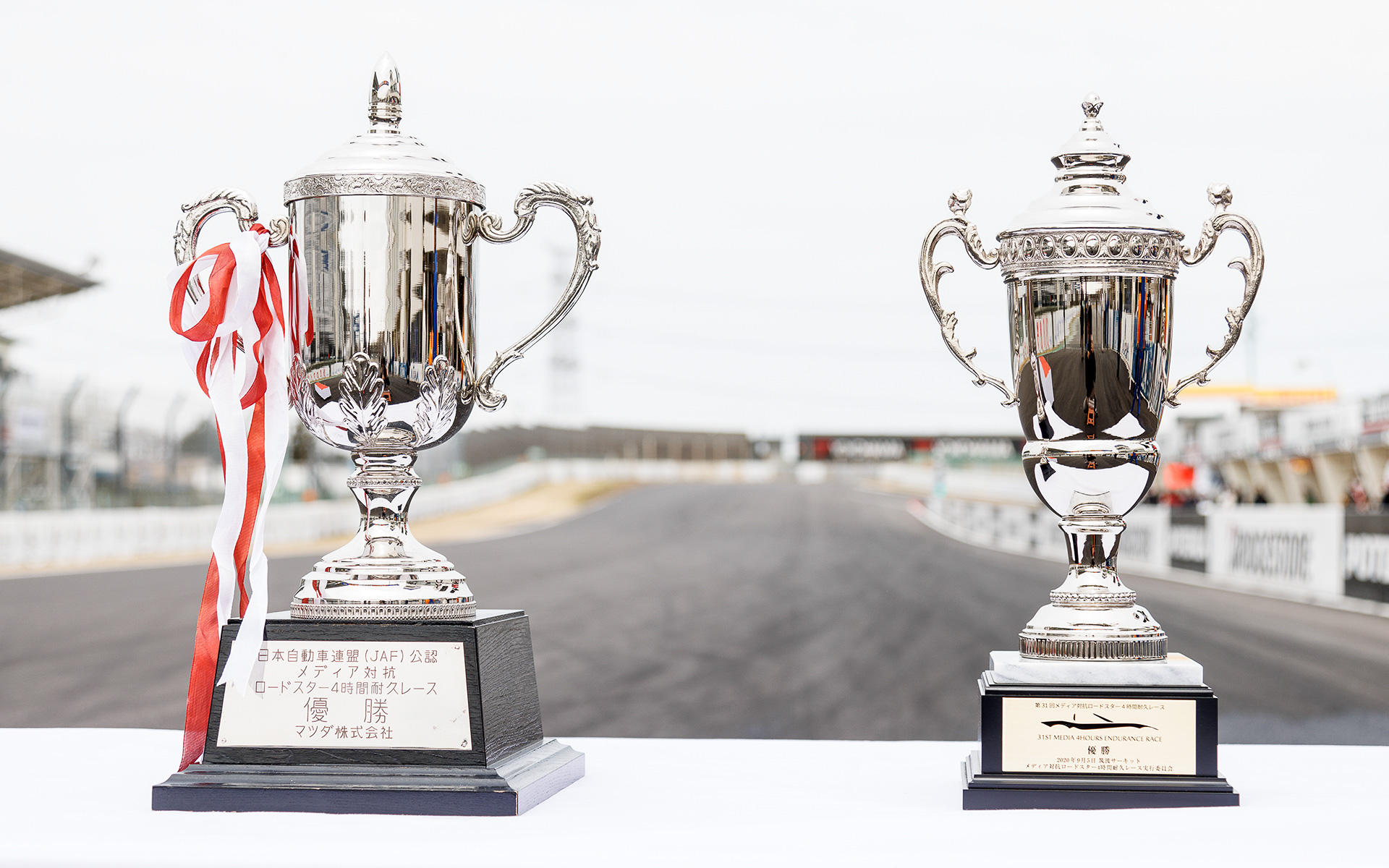 優勝トロフィー