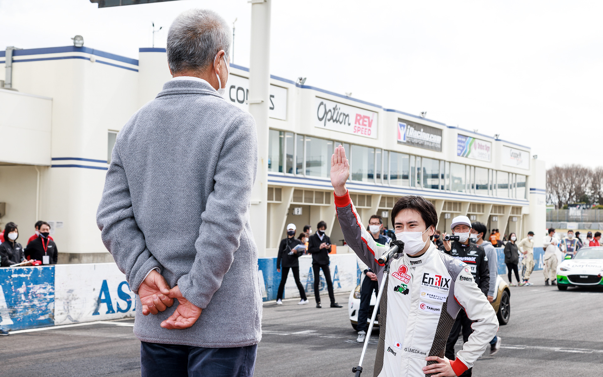 選手宣誓はポールポジションをとったREVSPEEDのチームの梅田剛選手が担当