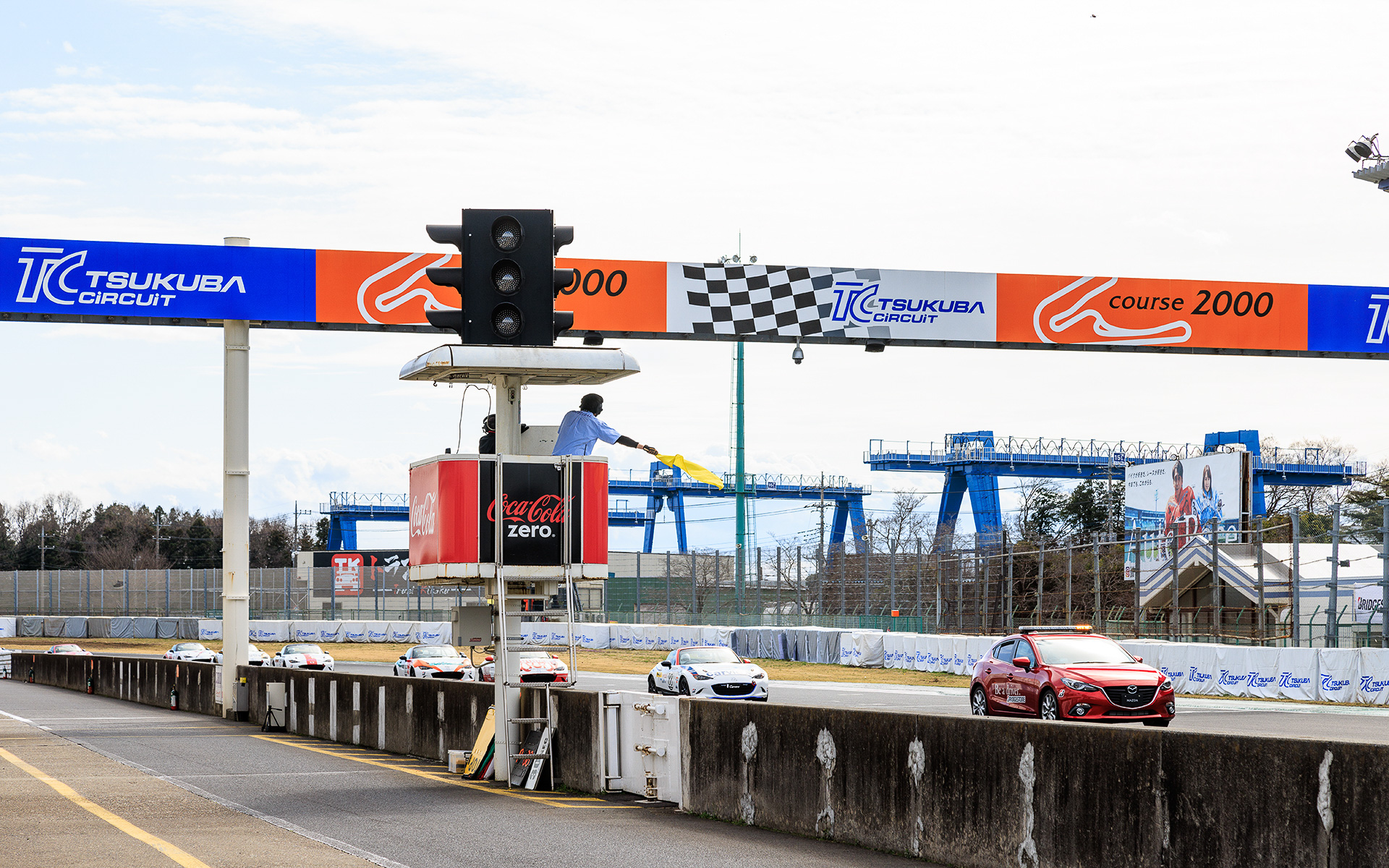 スタートしてしばらくしてセーフティカーが入る