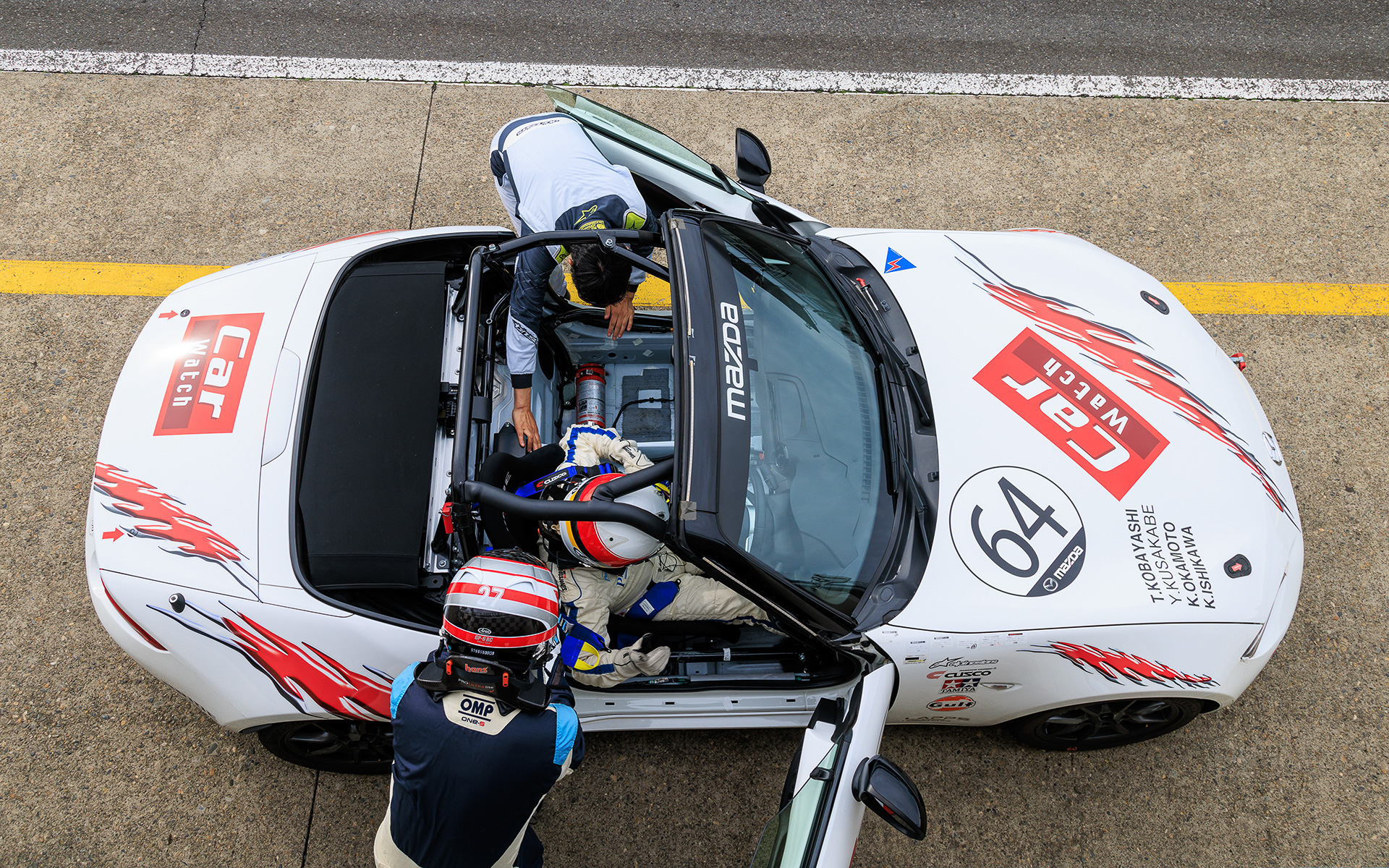 第2ドライバーの日下部氏が走行を終え、3人目の石川氏に交代する