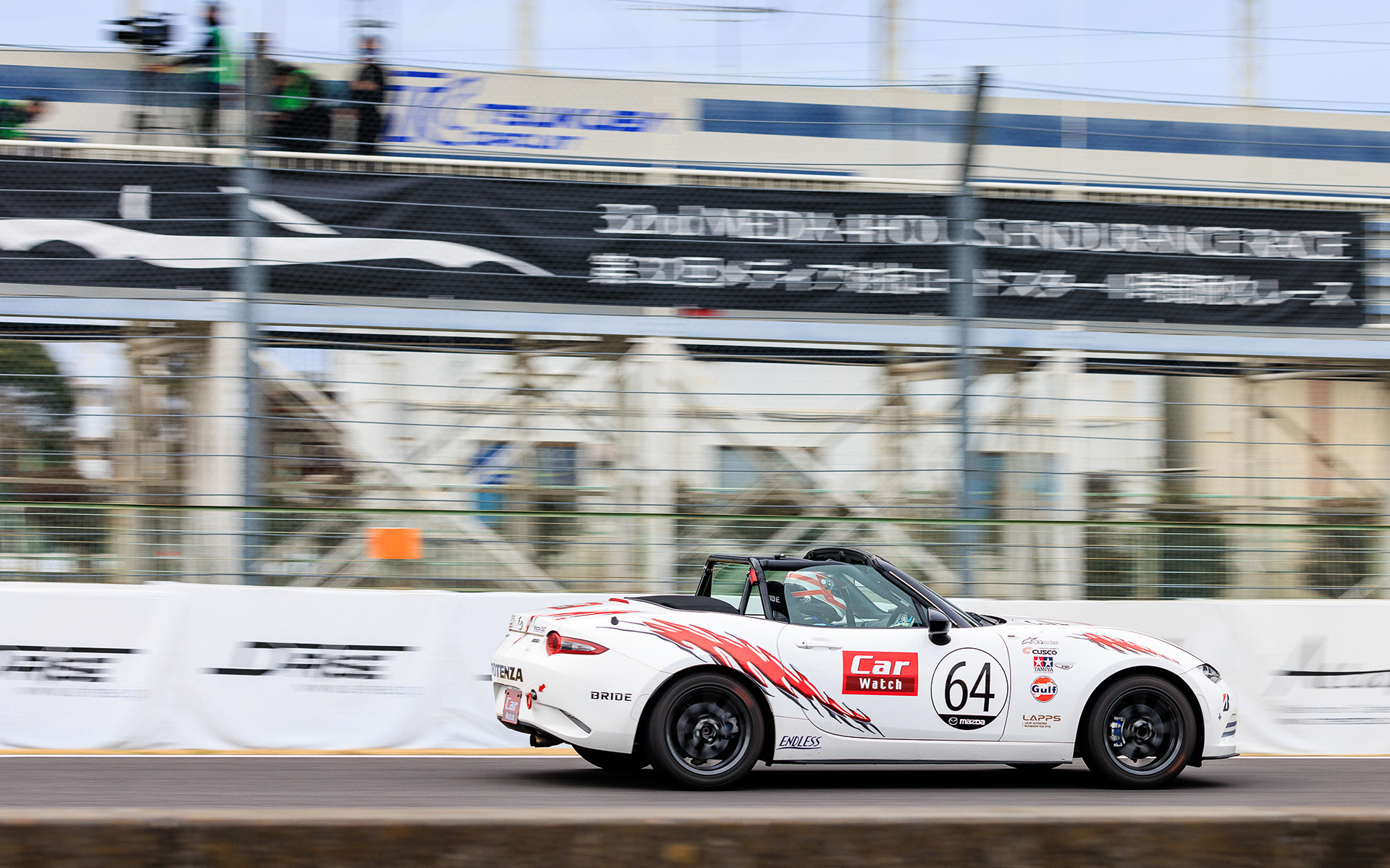 順調に周回を重ねるドライブするチームCar Watch