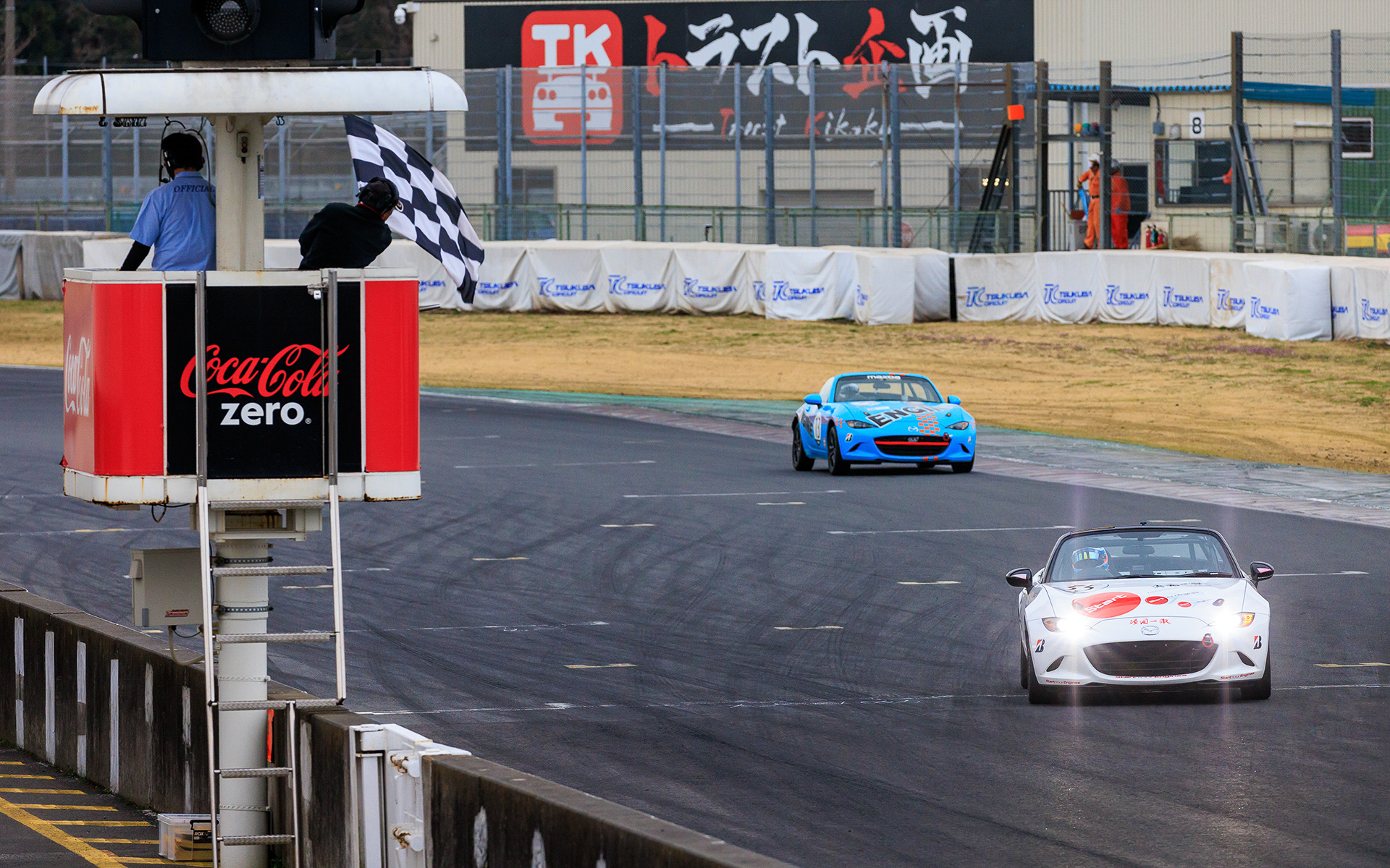 チェッカーを受ける、優勝した55号車 SYE頑固一徹ロードスター