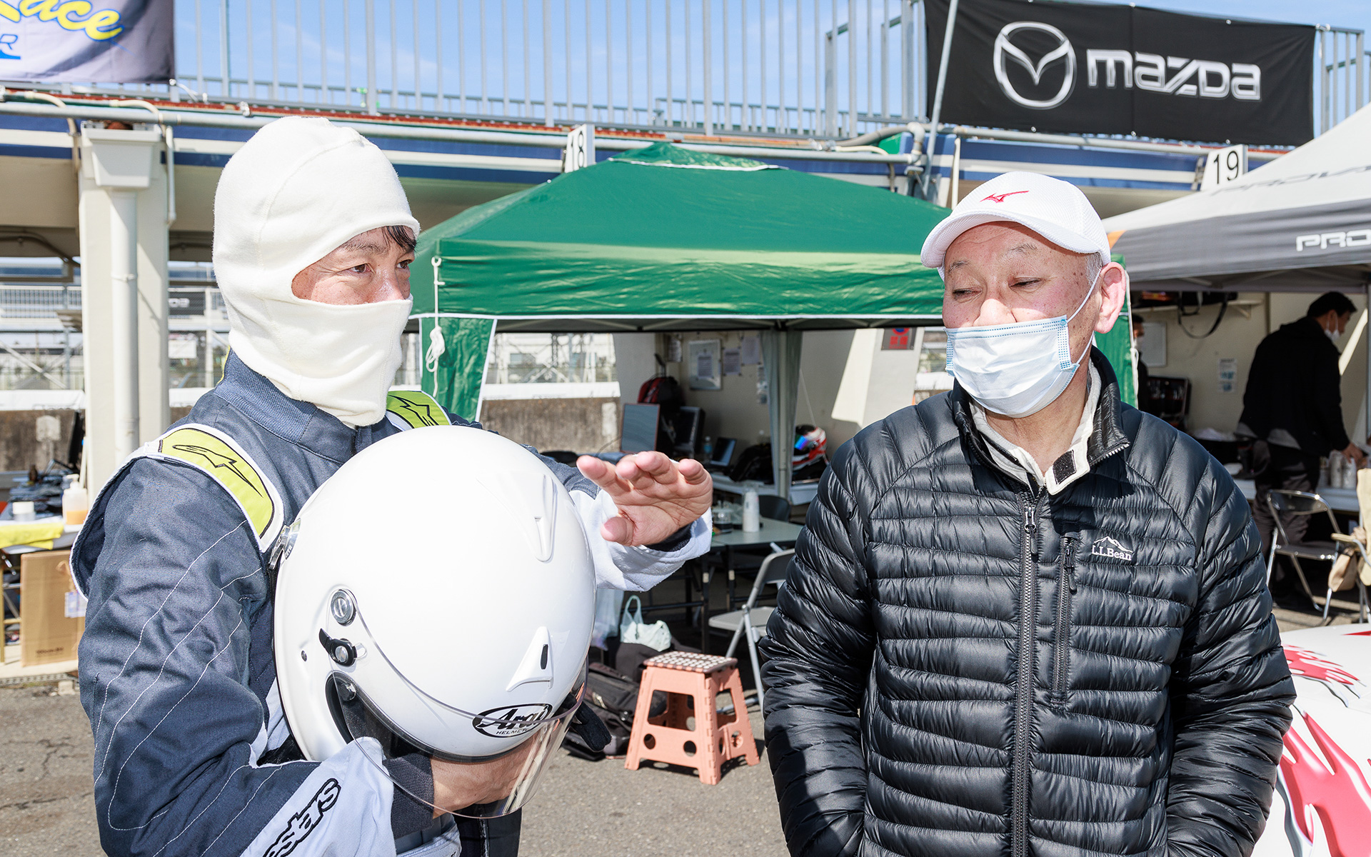 予選後、“師匠”の日下部氏に状況を報告する岡本氏