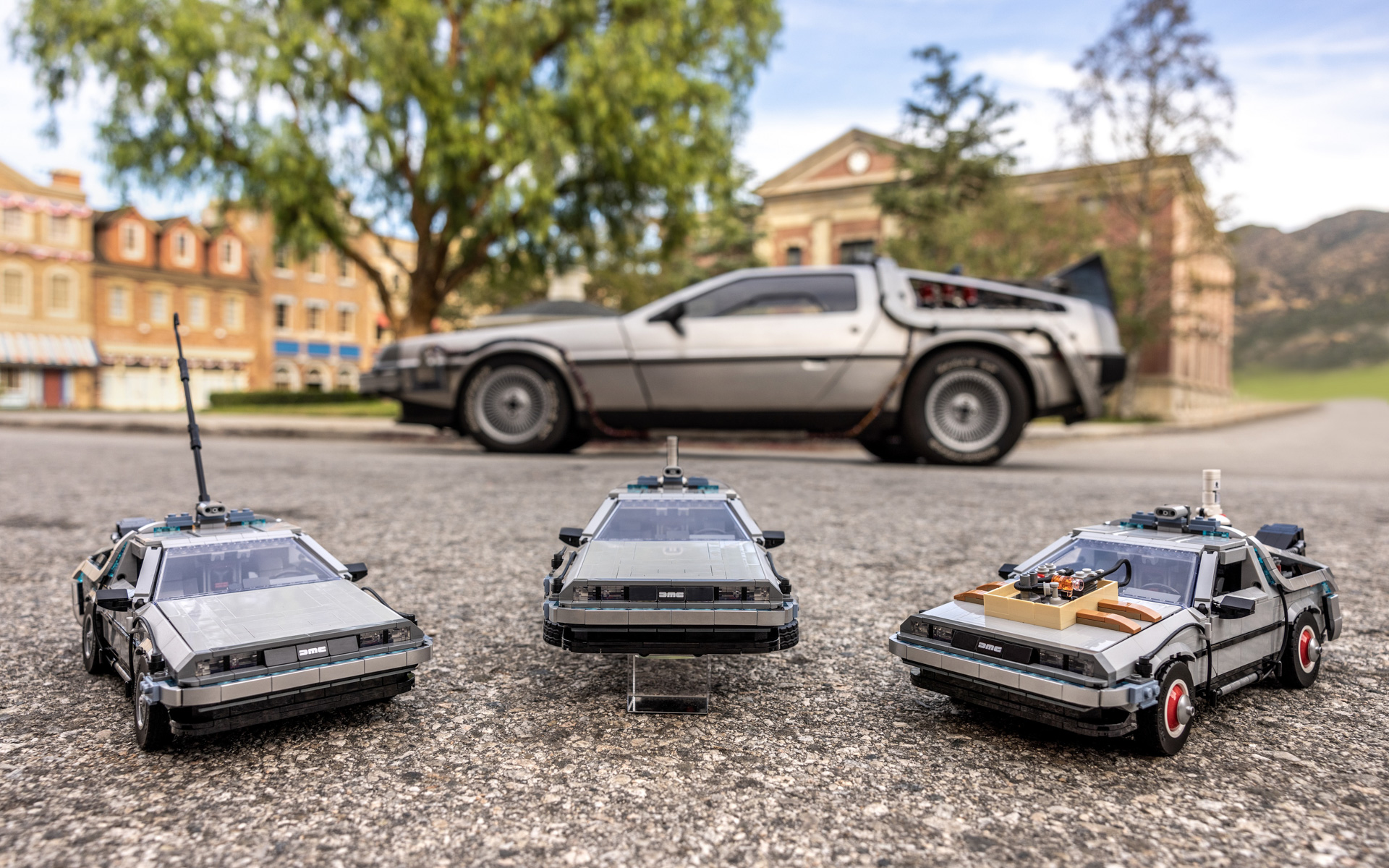 レゴ グループは、ハリウッドのユニバーサル・スタジオ内にあるバック・トゥ・ザ・フューチャーの有名な撮影場所で、映画シリーズを通じて変遷するタイムマシンのデロリアン3形態をそれぞれ表した3つのレゴ モデルを撮影した