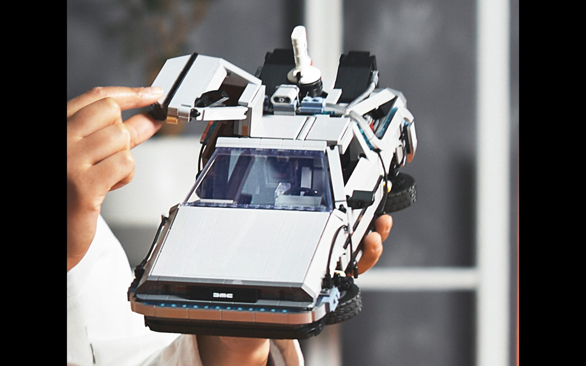 レゴ モデルタイムマシンのデロリアン（c Universal City Studios LLC and Amblin Entertainment, Inc. All Rights Reserved.）