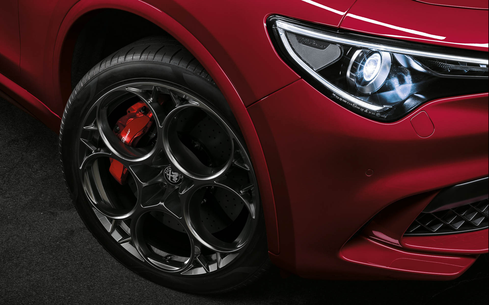 ステルヴィオ クアドリフォリオ（本国仕様）