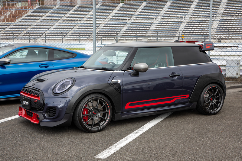 写真は2020年の「レイズ ワールドツアー」の展示車両