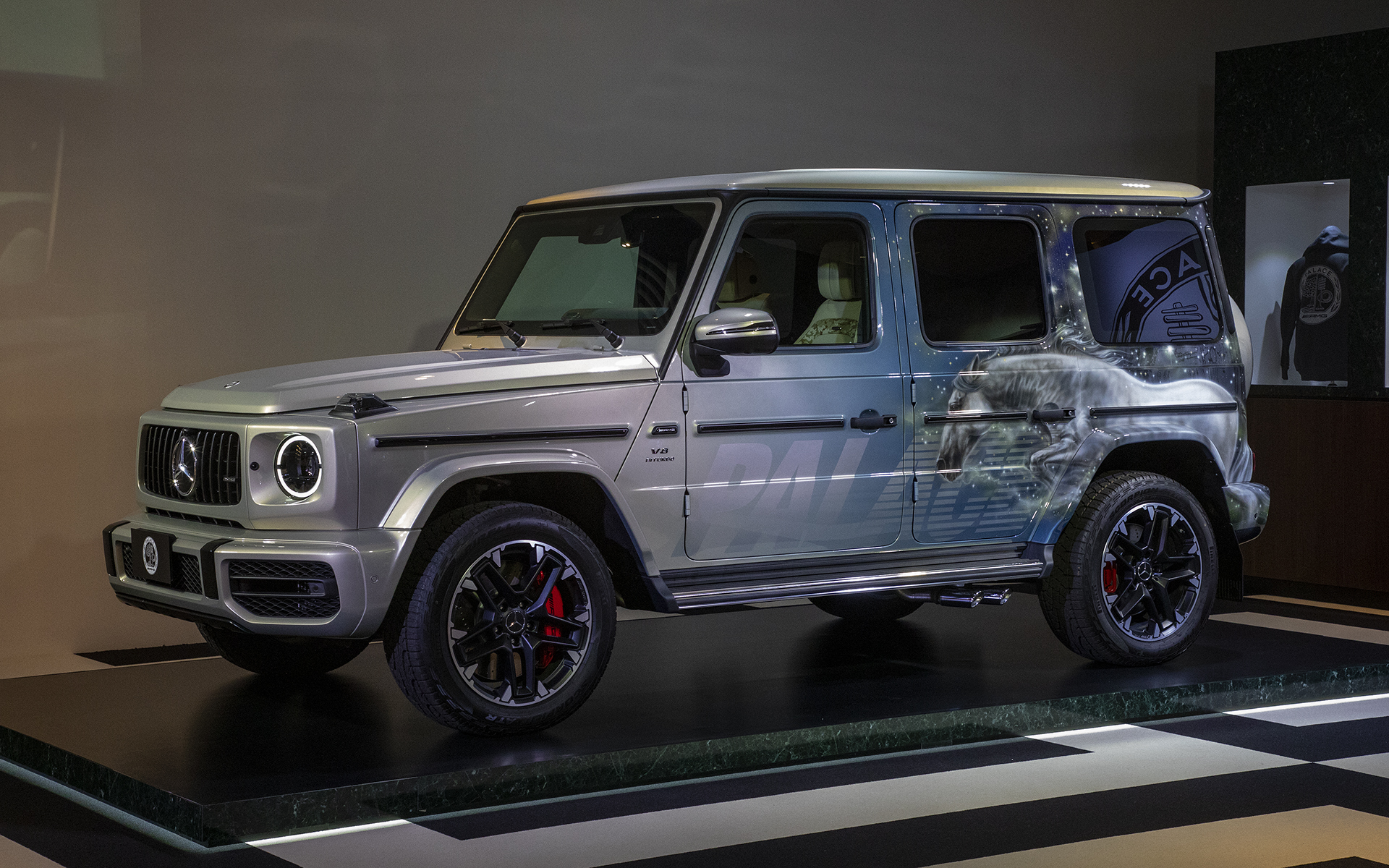 ストリートウエアブランドの「パレススケートボード（PALACE SKATEBOARDS）」とコラボレーションした限定車「メルセデスAMG G 63 PALACE Edition」