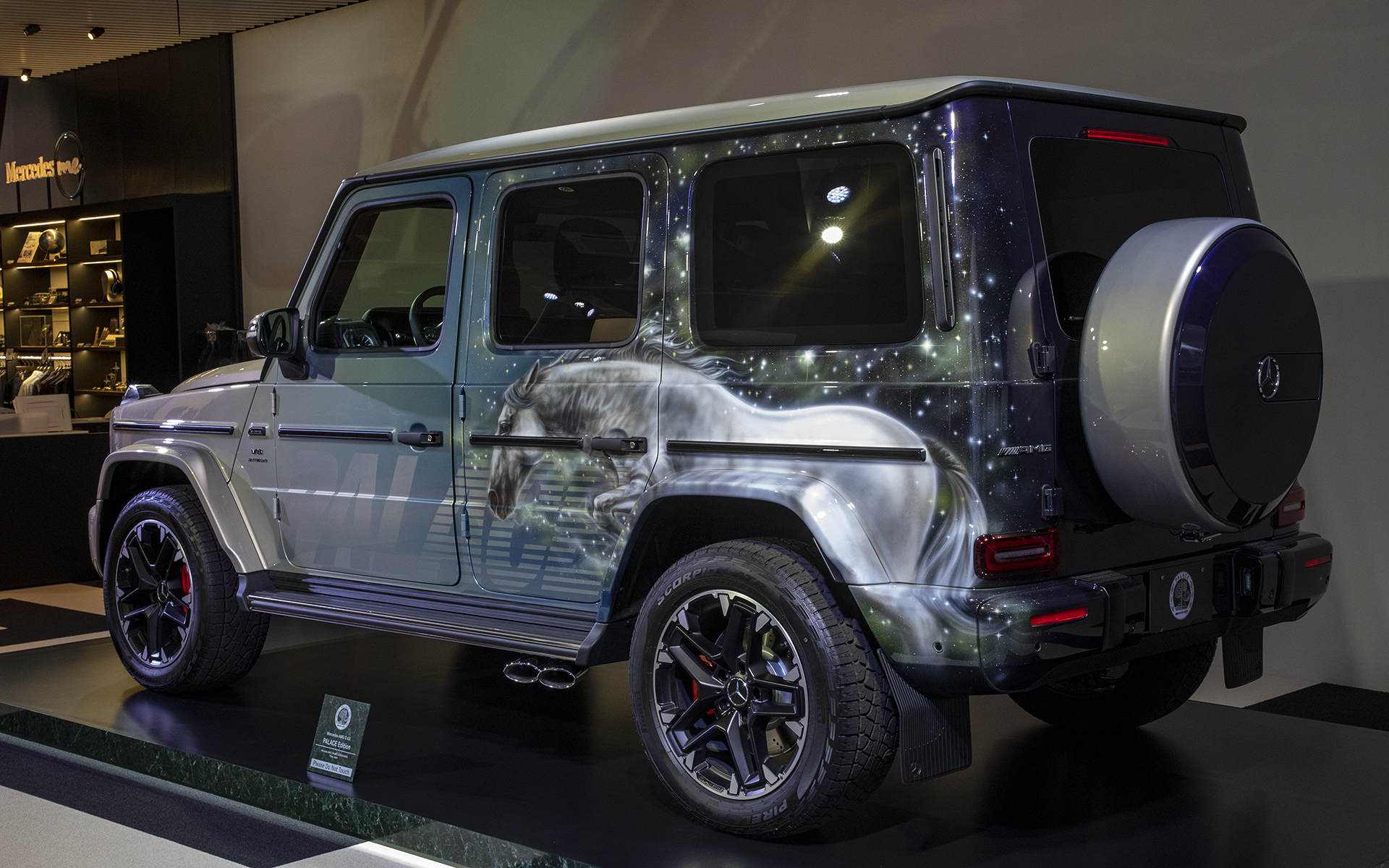 ストリートウエアブランドの「パレススケートボード（PALACE SKATEBOARDS）」とコラボレーションした限定車「メルセデスAMG G 63 PALACE Edition」