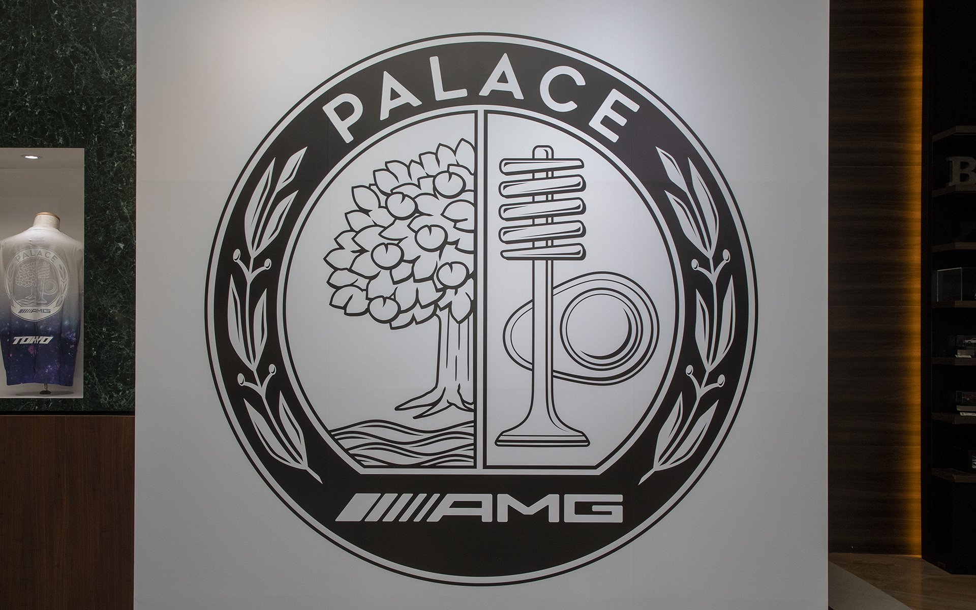 パレススケートボードとは2021年にレーシングイメージを強く出した第1弾コラボレーションがあり、今回はそれに続く第2弾となる。AMGのマークもコラボレーション専用のデザインが用意されていた。ただ、車両のエンブレムデザインに変更はない