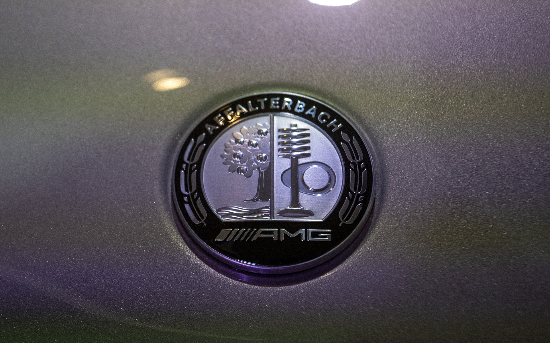 こちらが本来のAMGエンブレムデザイン。コラボレーションデザインでは上側の文字が変更される