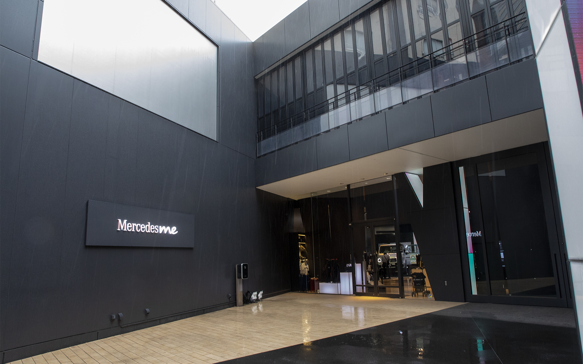 メルセデス ミー 東京の住所は東京都港区六本木7-3-10。展示期間は3月22日～4月12日。時間は10時～20時