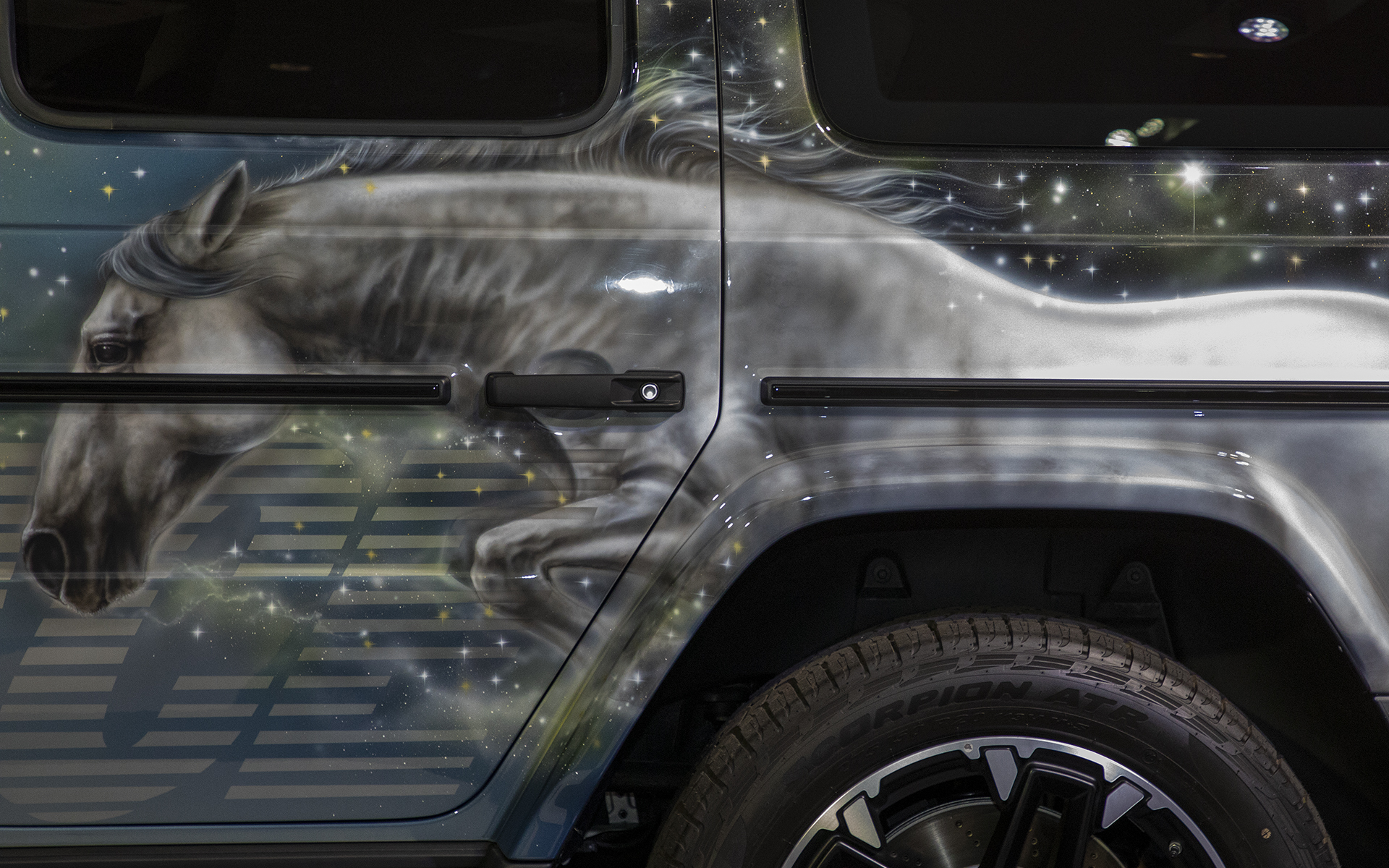 世界的なストリートウエアブランドのデザイナーは、日本を“ファンタジー”と表現した。これはとても面白い。そのイメージで描かれた宇宙を駆ける馬とロゴの組み合わせ