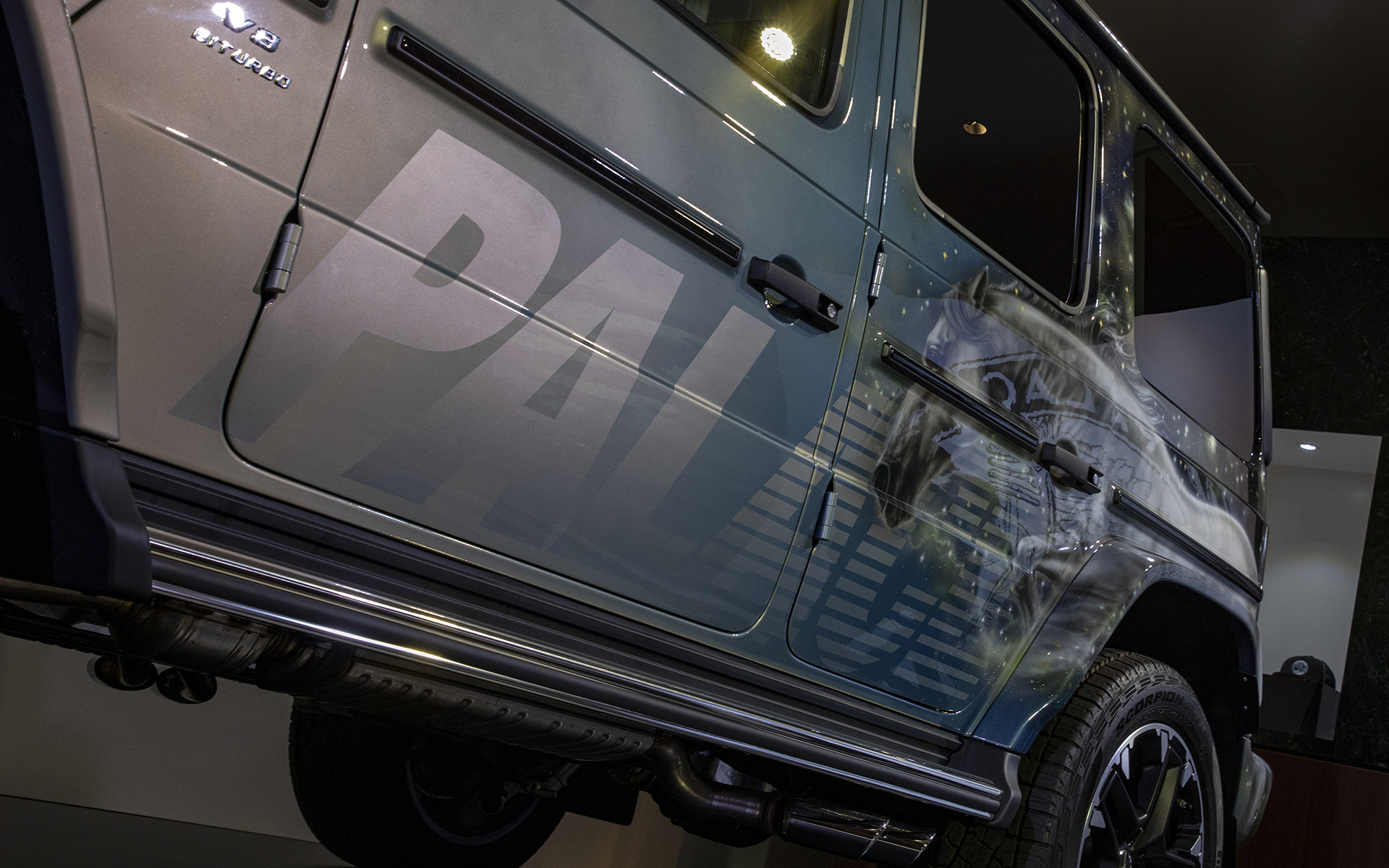 世界的なストリートウエアブランドのデザイナーは、日本を“ファンタジー”と表現した。これはとても面白い。そのイメージで描かれた宇宙を駆ける馬とロゴの組み合わせ