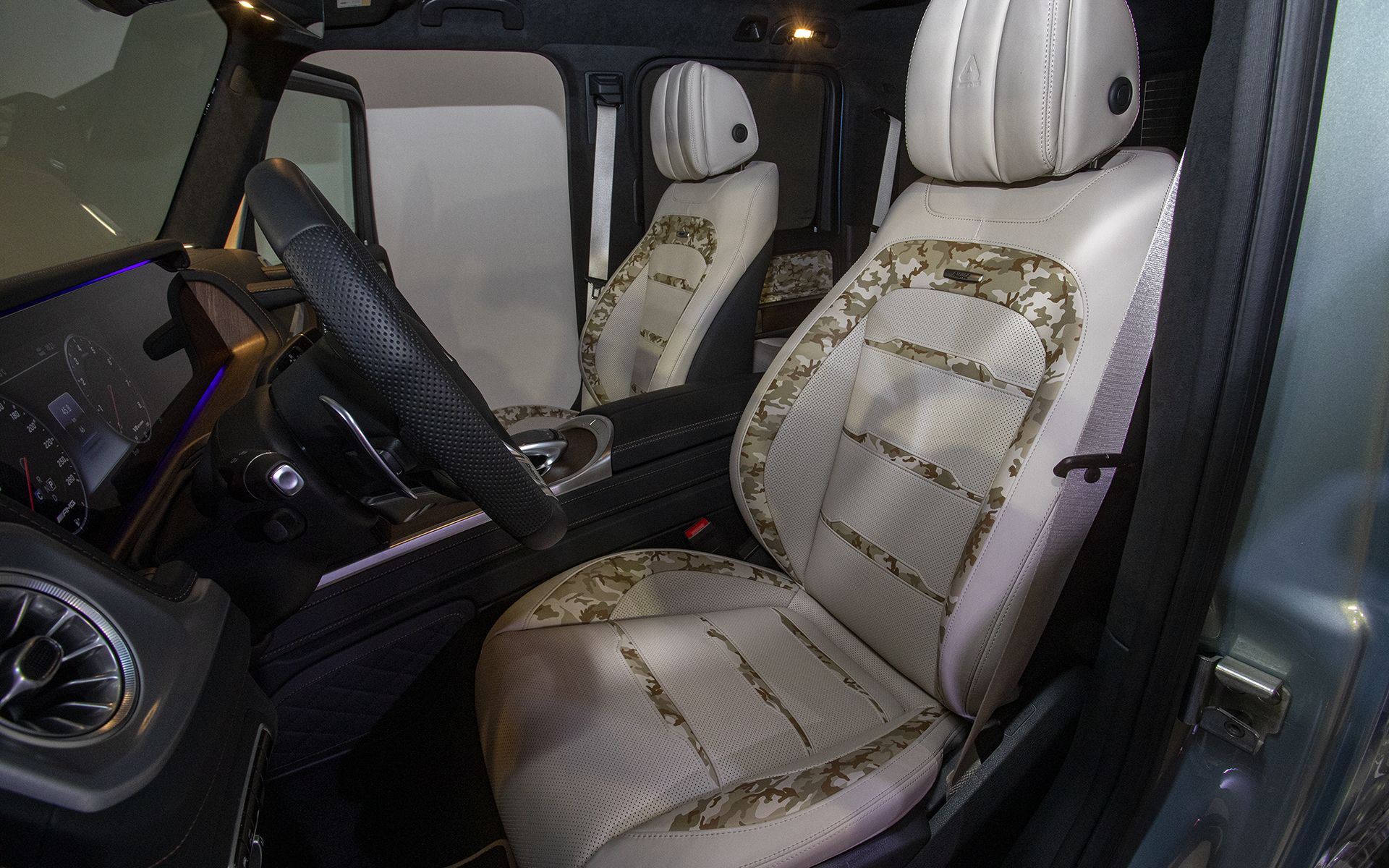 シート表皮のデザインがコラボレーション仕様となる