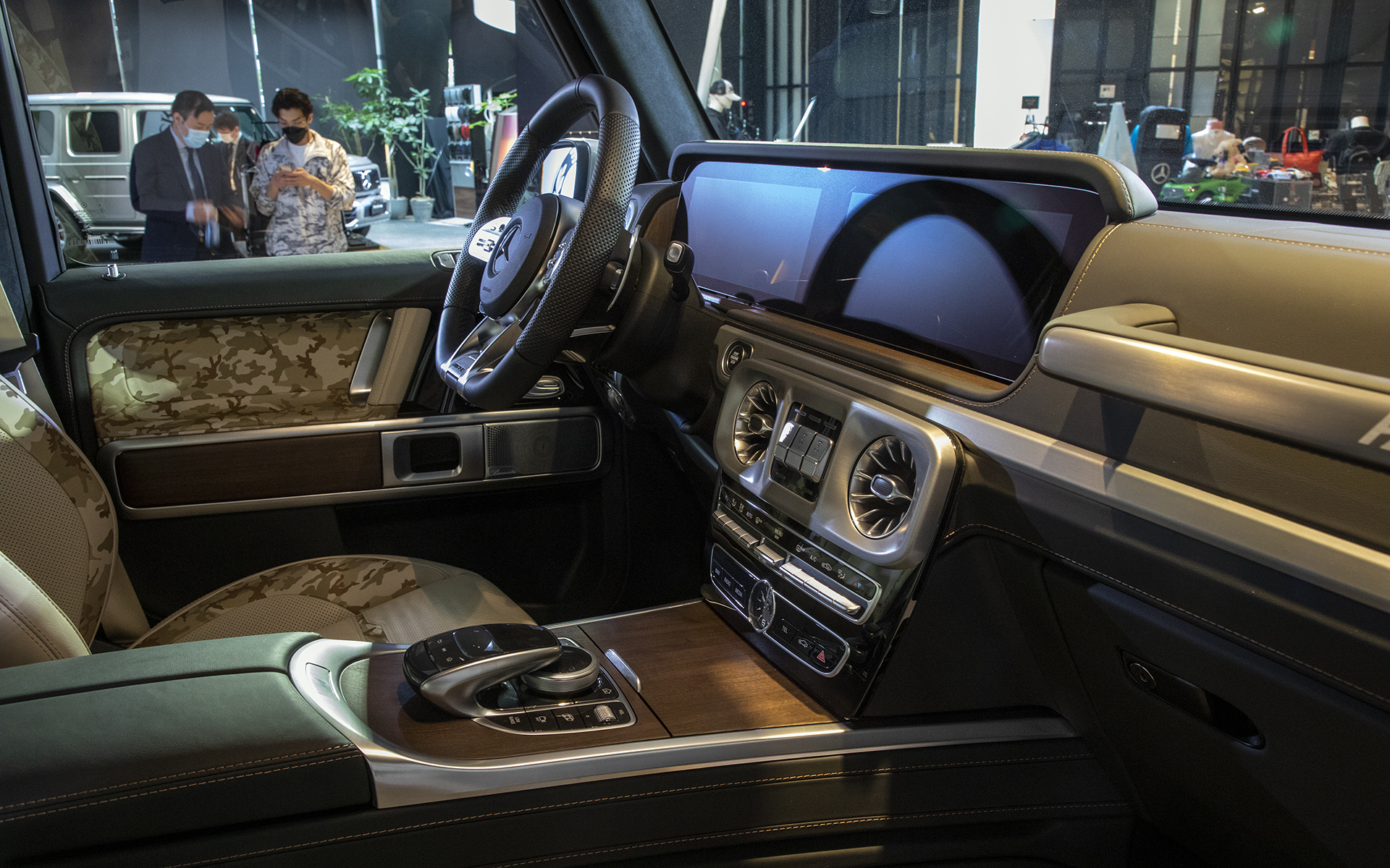 センターコンソールに使われるウッドは標準のメルセデスAMG G 63とは違う材質になっている