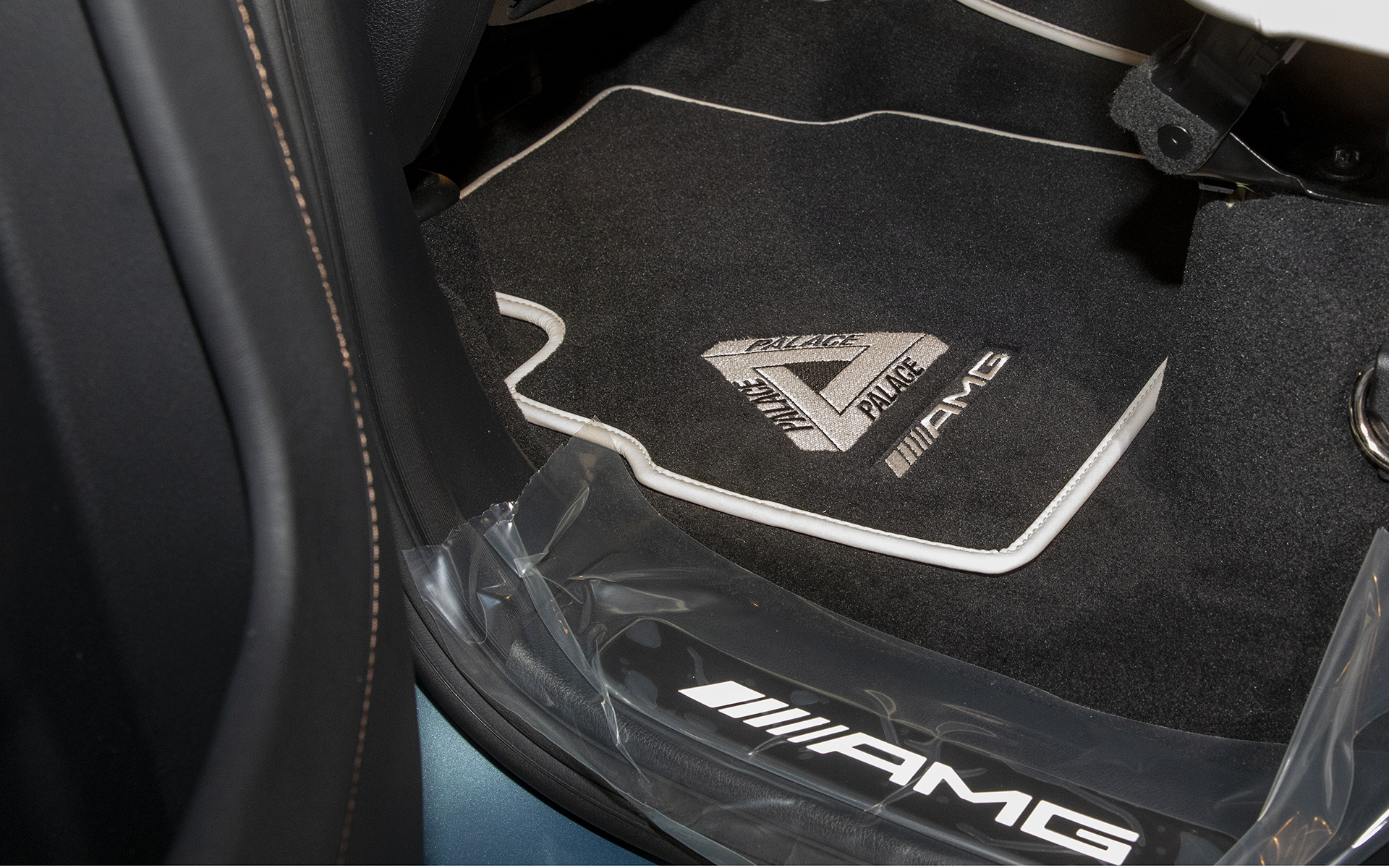 フロアマットもコラボレーション仕様となる