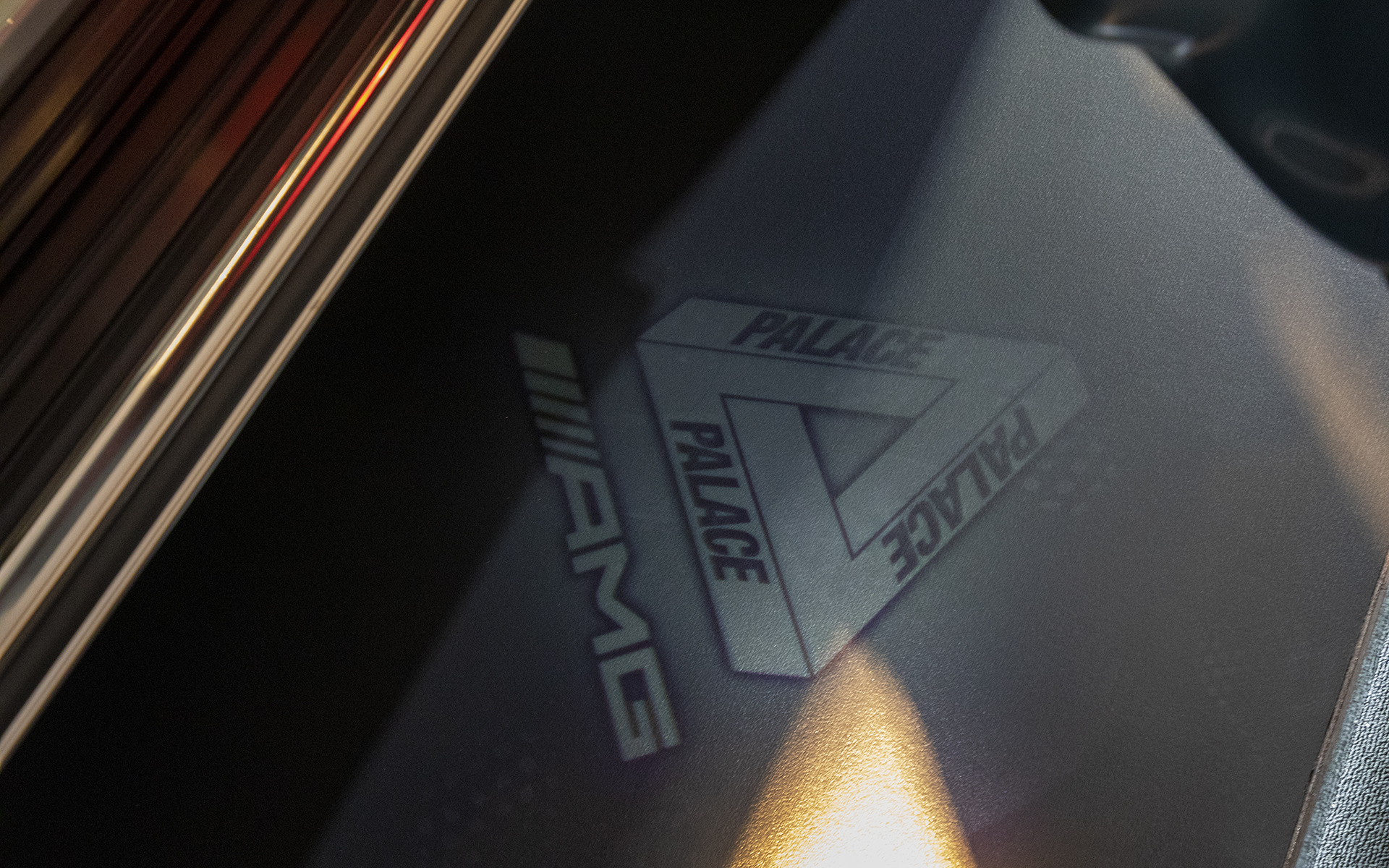 左右のドア下には今回のコラボレーションロゴを路面に投影するランプが仕込まれている