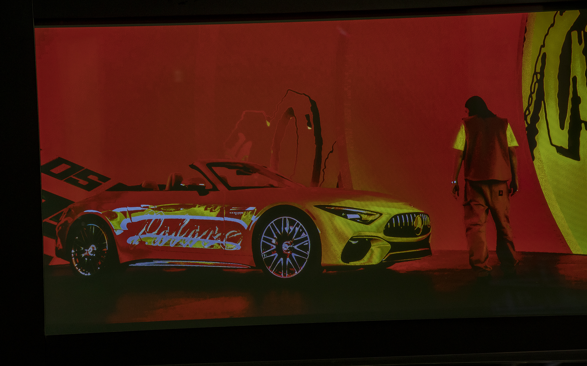 ロサンゼルスは「メルセデスAMG SL 63 4MATIC PALACE Edition」。明るいイエローと深いレッド。常夏のカリフォルニアがイメージ