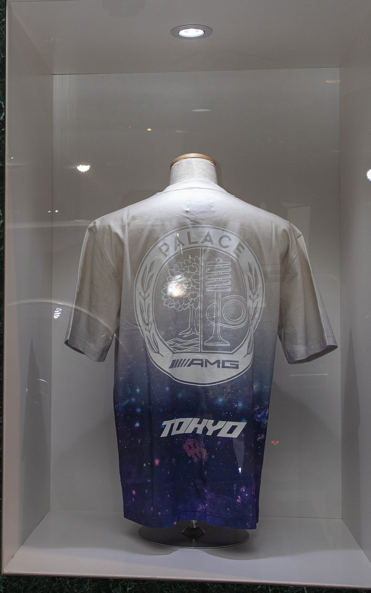 パレススケートボードとメルセデスAMGがコラボレーションしたアパレルは3月26日11時から、渋谷区表参道にある「PALACE SKATEBOARDS TOKYO」と公式オンラインショップ「PALACE SKATEBOARDS オンラインストア」にて販売開始