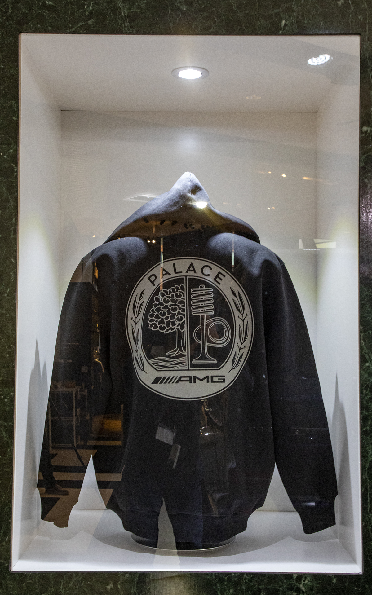 パレススケートボードとメルセデスAMGがコラボレーションしたアパレルは3月26日11時から、渋谷区表参道にある「PALACE SKATEBOARDS TOKYO」と公式オンラインショップ「PALACE SKATEBOARDS オンラインストア」にて販売開始