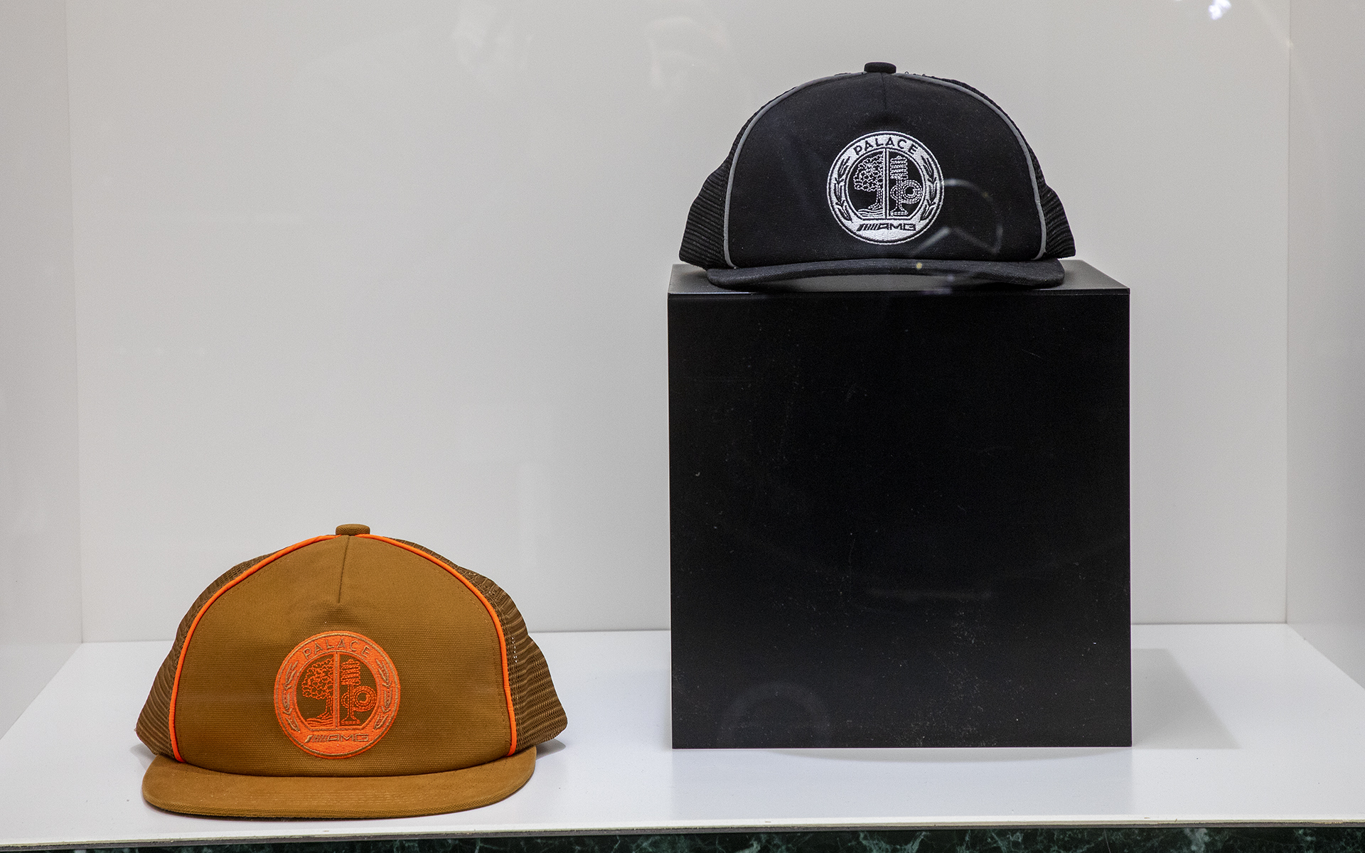 写真のアイテム以外もコラボレーションアパレルは用意されている