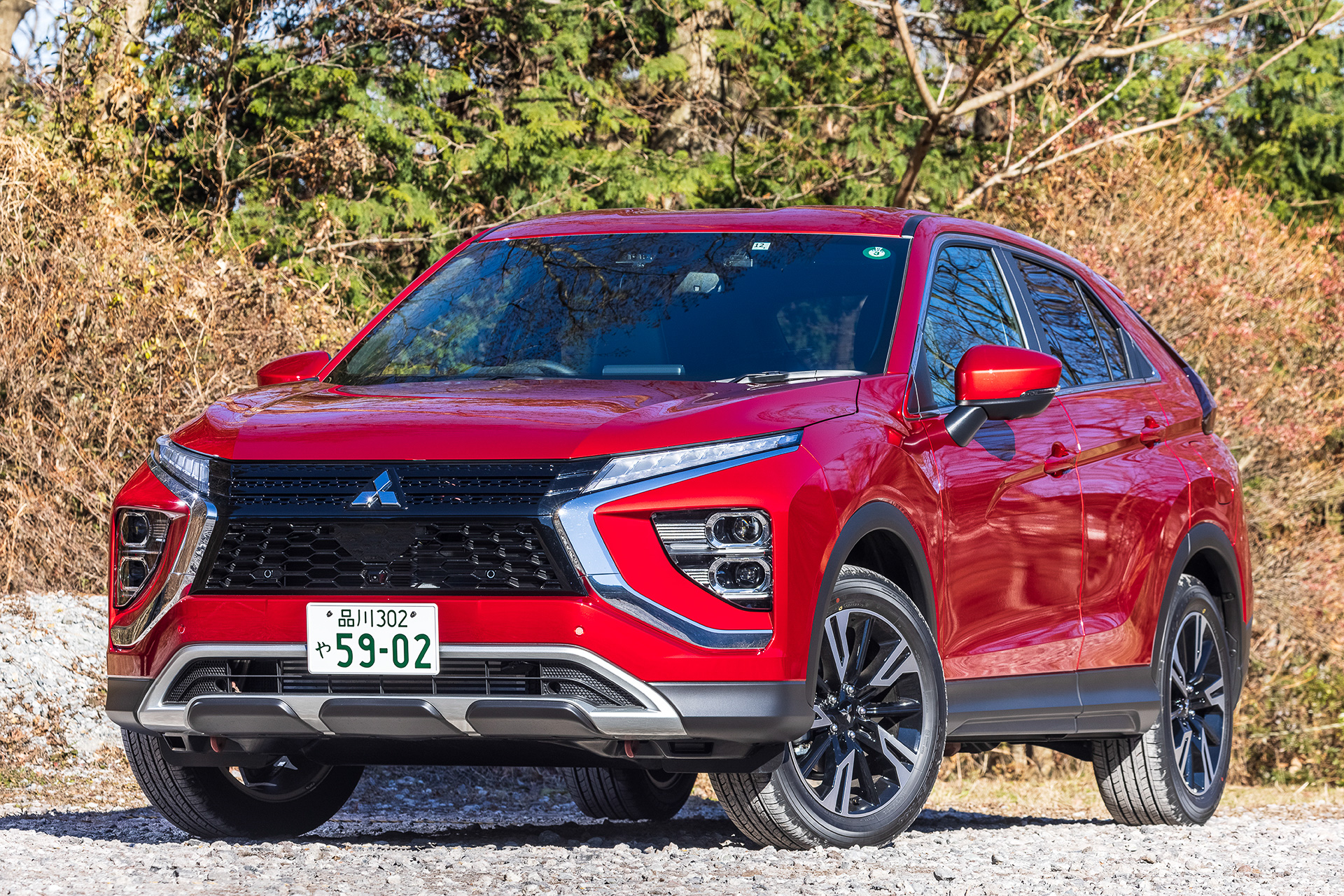 2020年12月に発売した現行「エクリプス クロス PHEV」は従来から前後オーバーハングを140mm延長しつつ、フロントとリアのデザインを一新して上質感を高めながら流麗で洗練されたフォルムに仕上げるとともに、ラゲッジスペースの容量を拡大してSUVとしての使い勝手を向上させた。ボディサイズは4545×1805×1685mm（全長×全幅×全高）、ホイールベースは2670mm。価格は「M」が384万8900円、「G」が424万500円、「P」が451万円