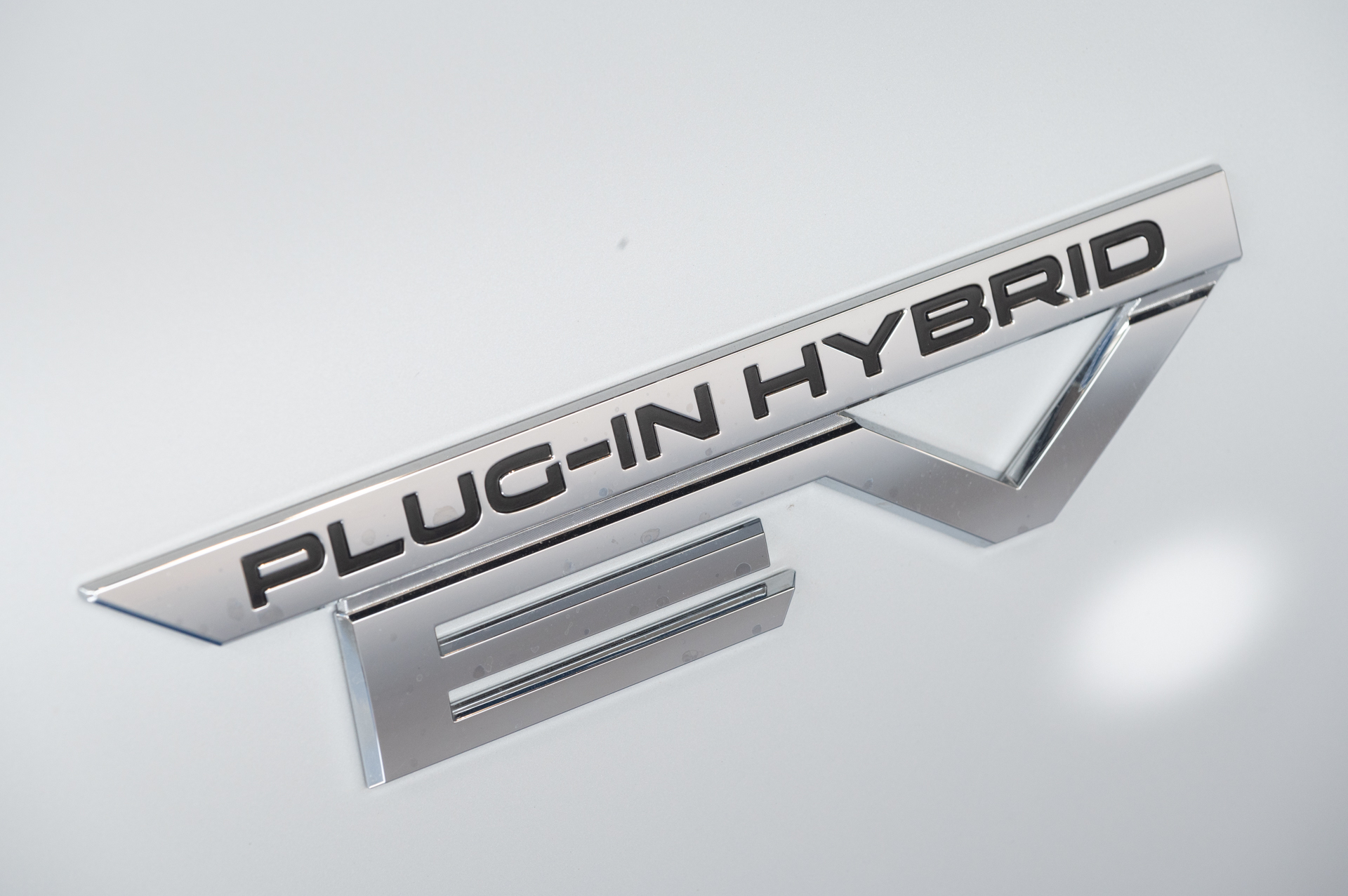 充電ステーションだけでなく家庭用電源（200V）からも充電が可能。また、クルマから家庭で使用する電気を供給できることに加え、エンジンによる発電でバッテリの充電ができるのもPHEVの特徴