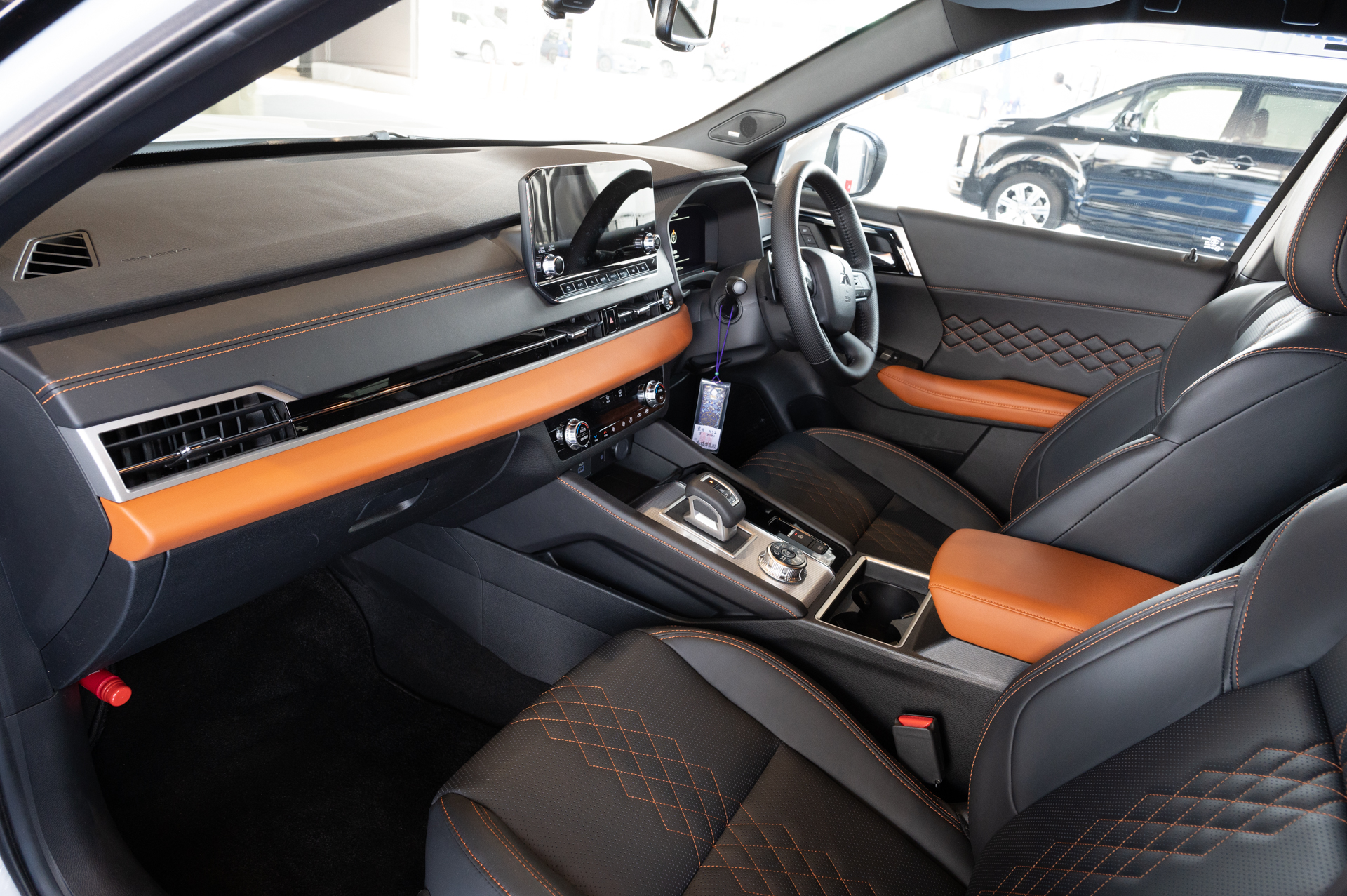 新型アウトランダーはフロントドアに遮音フィルムを挟んだ合わせガラスを採用するとともに、Aピラーのガーニッシュ形状を最適化して風切り音を低減。さらにリアコントロールユニットをリアモーターと一体化するなどし、電気自動車特有の耳障りなノイズとして発生するインバーターからの高周波をシャットアウト。そのため走行時の静粛性も高く、この点も同乗するご家族から好評という