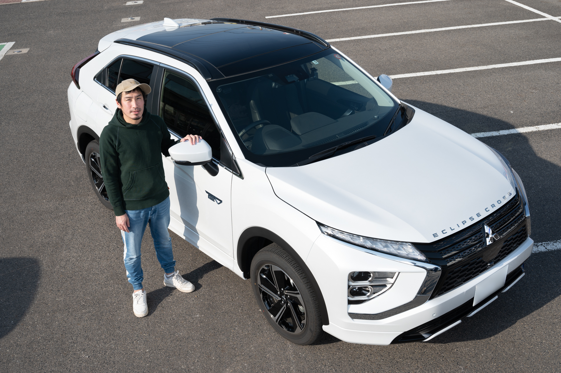 エクリプス クロス PHEV Gグレードに乗る中村さん。購入は2021年5月