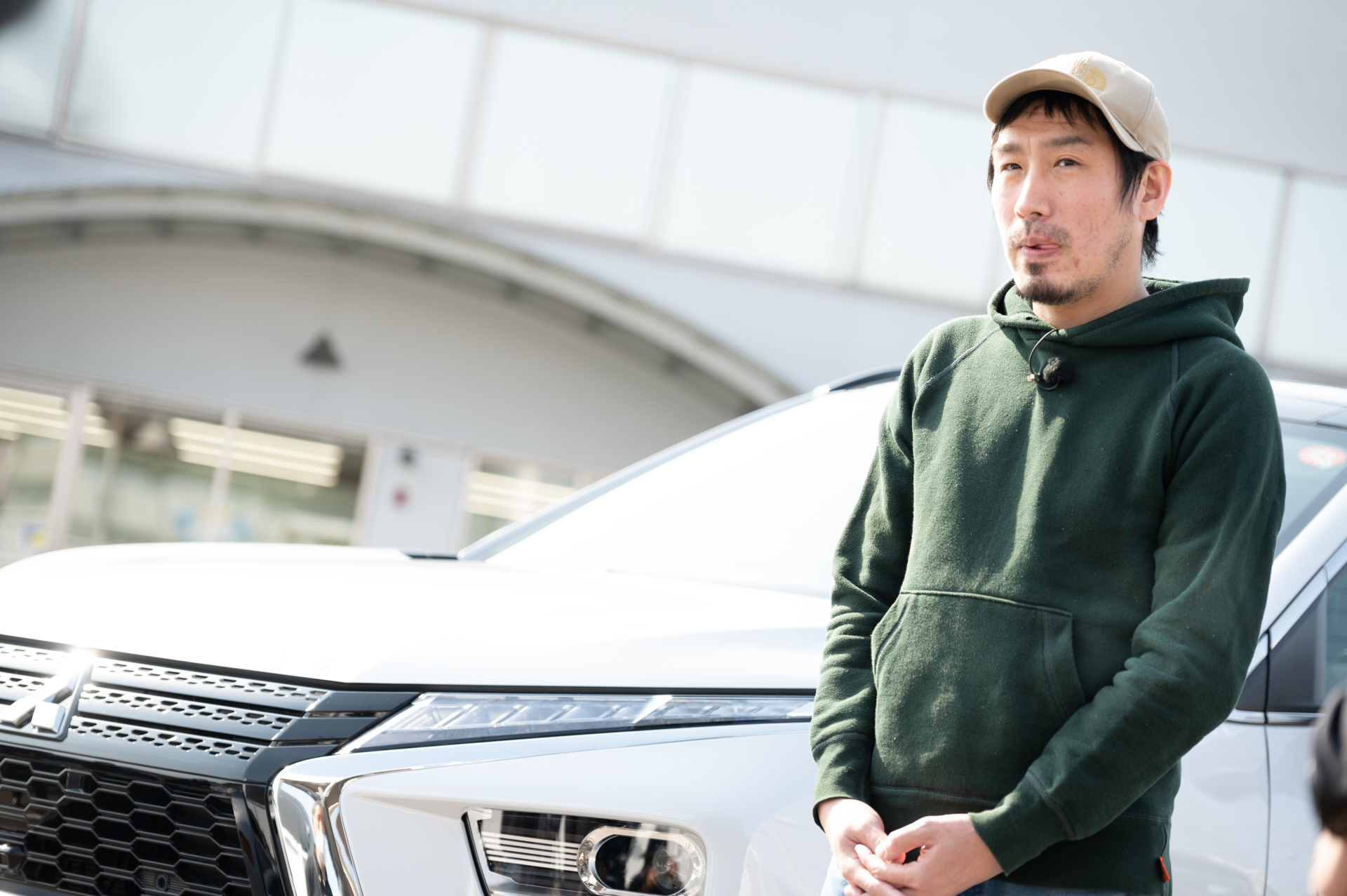 奥さまが運転しやすいことを重視してエクリプス クロス PHEVを選択。感想はボディサイズもさることながら駐車支援機能もあるので駐車時の扱いやすさも満足という。なお、PHEVのGグレード以上では高速道路 同一車線運転支援機能「マイパイロット」をはじめ、RCTA（後退時車両検知警報システム）、誤発進抑制機能（前進＆後退時）などが標準装備される