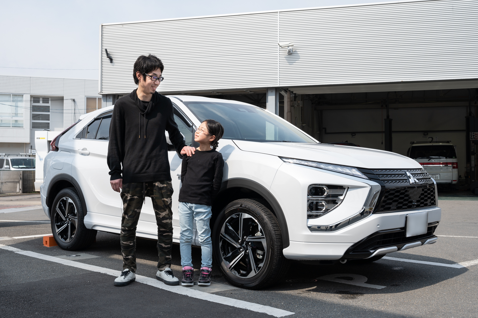 エクリプス クロス PHEV Pグレードにお乗りの武智さん。娘さんと一緒にインタビューに答えてくれた。クルマは2022年1月に購入