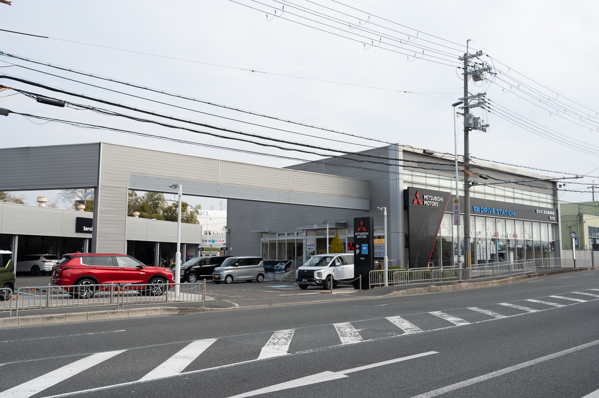 武智さんがエクリプス クロス PHEVを購入した西日本三菱自動車販売株式会社の茨木店にてお話を伺った