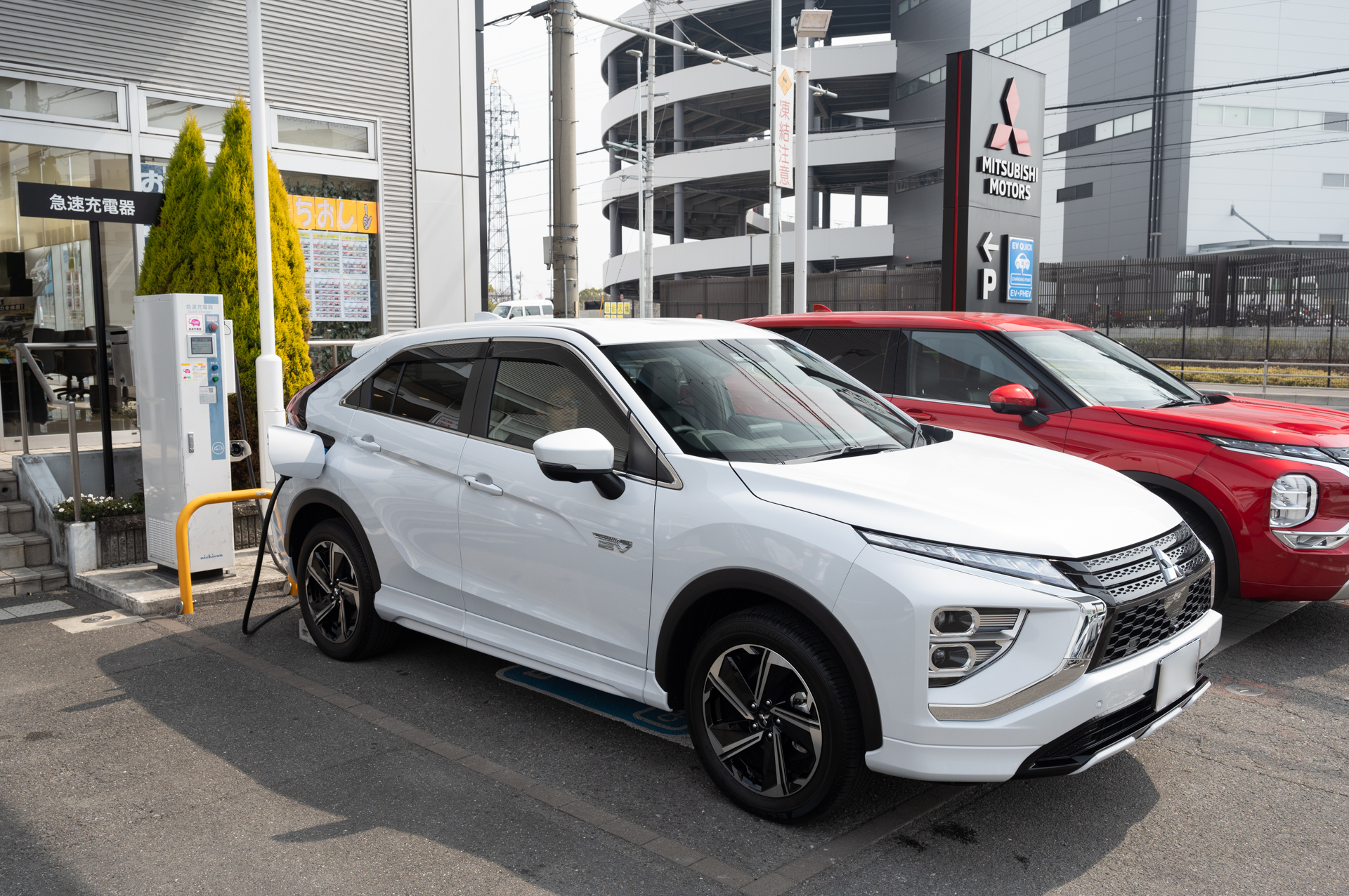 エクリプス クロス PHEVの純正オーディオは音がいい。そのため充電中の待ち時間は車内で好きな音楽を聴く時間となっている。エンジンを止めていてもエアコンを使えるので快適さもキープできる