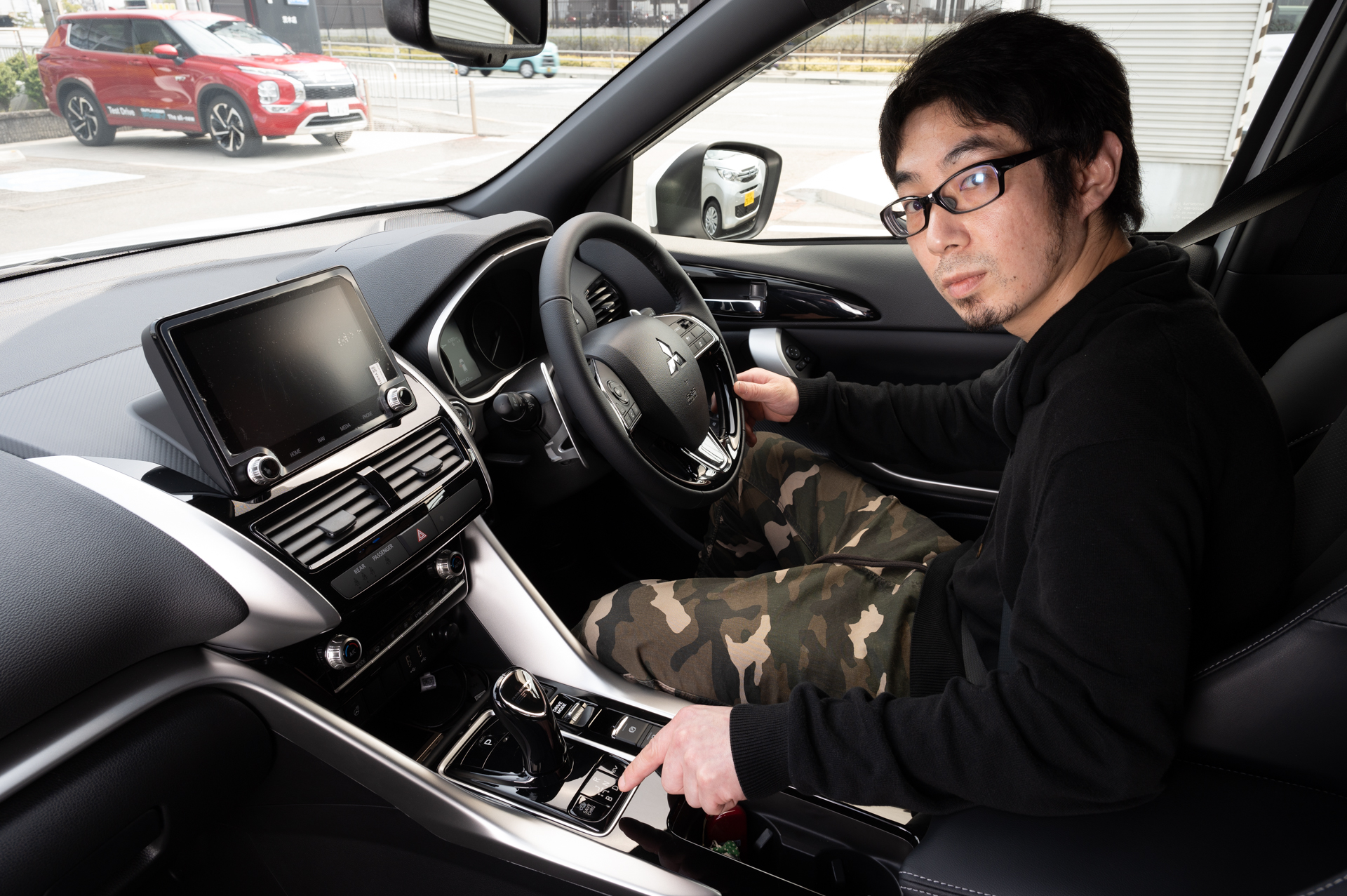 バッテリ残量をセーブして走ることが可能な「バッテリーセーブモード」、エンジンによる発電で駆動用バッテリを満充電近くまで充電できる「バッテリーチャージモード」が用意されるのも三菱自動車のPHEVの魅力の1つ