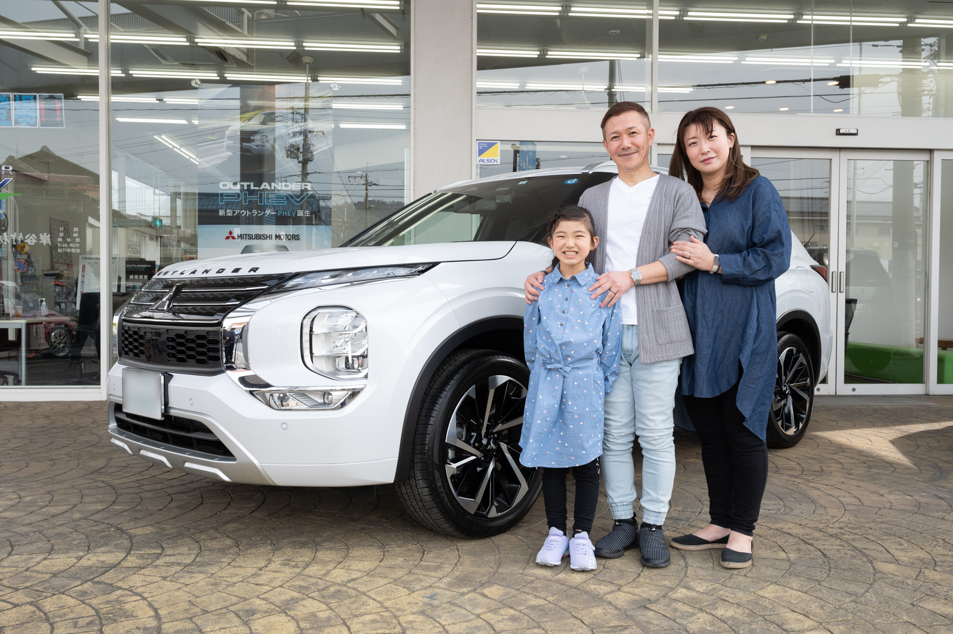 新型アウトランダーPHEV Pグレードにお乗りの尾﨑さん。ご家族でインタビューに答えてくれた