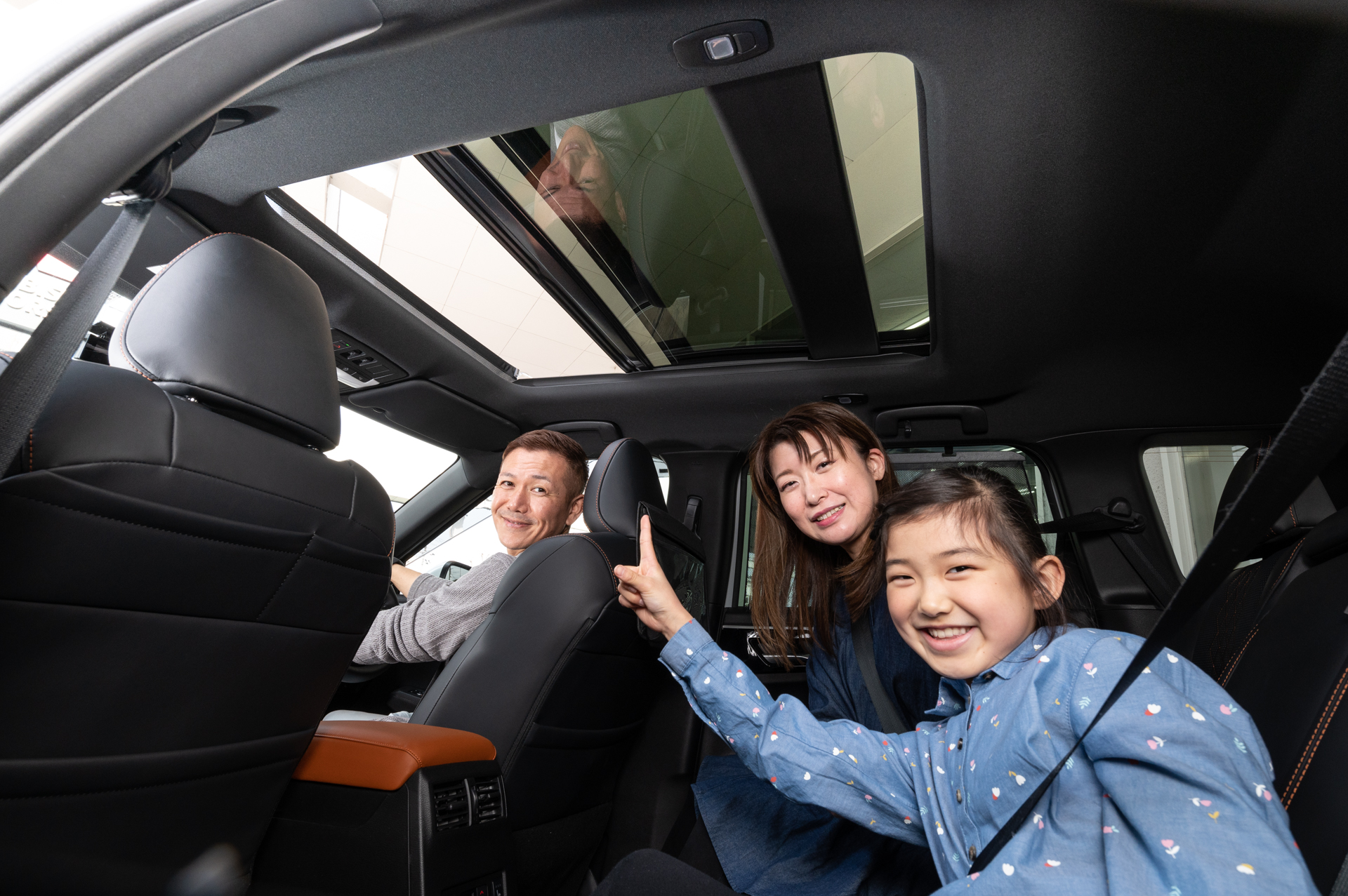 気持ちよくて乗るとすぐ寝てしまうという「定位置」の後席。サンルーフ越しに見える空の景色もお気に入りという