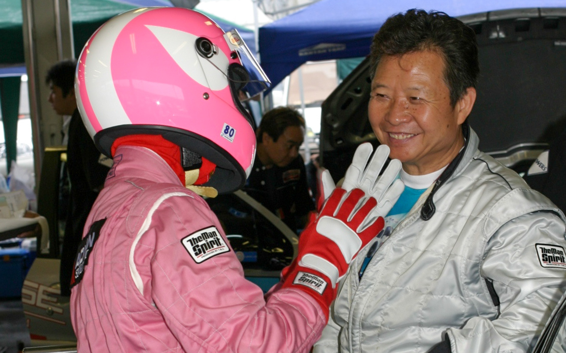 本田技術研究所（当時）の自己啓発チームが作ったシビックハイブリッドのレースマシンで、2004年からツインリンクもてぎ「Joy耐」に参加した「チームヤマケン with 国光」。国さんはいつも、こんな優しい笑顔でいろんな話をしてくださいました。メカニックさんにもスタッフさんにも、みんなに優しくちゃめっ気のある国さんに、全員が大ファンとなったのは言うまでもありません。国さんのご冥福を心からお祈り申し上げます