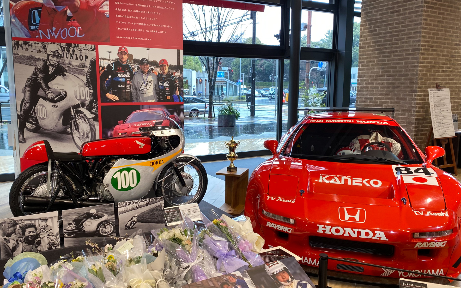 ホンダウエルカムプラザ青山では、高橋国光さんの追悼展が4月3日まで行なわれています。私も涙雨の降るなか、献花と国さんへの感謝を伝えに行ってきました。世界で初勝利したマシン、「ホンダRC162」やホンダNSXという貴重な実車とともに、懐かしい国さんの勇姿と、あの笑顔があふれていました。若い世代のファンもたくさん訪れていたのが印象的で、さすが国さん。涙を堪えながら、私も笑顔でお別れを言ってきました