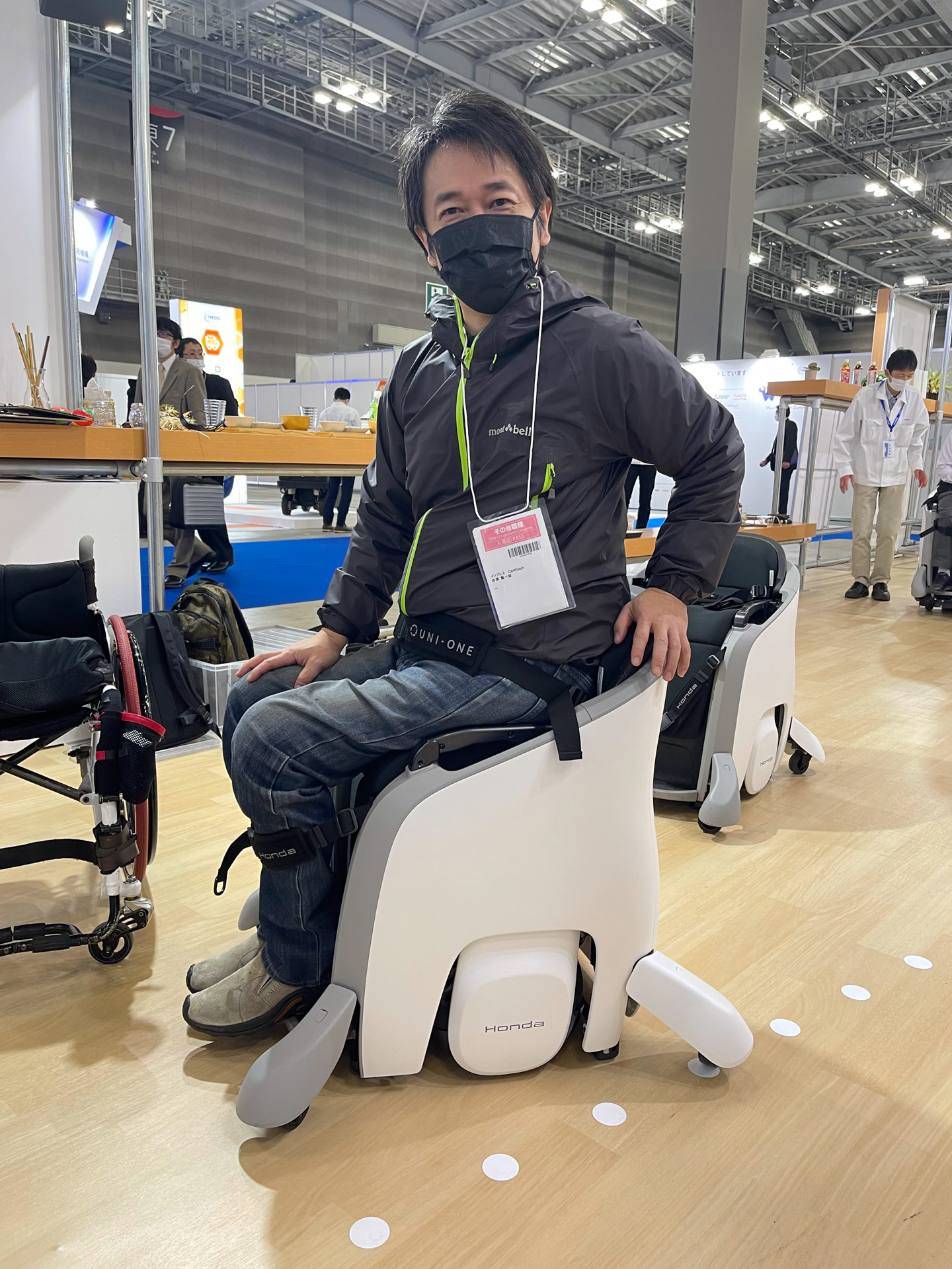 駆動輪2輪、アダプター4輪の計6輪。車いすユーザーでも自力で車いすへ移乗ができるなら、たぶん数分で乗りこなせると思います