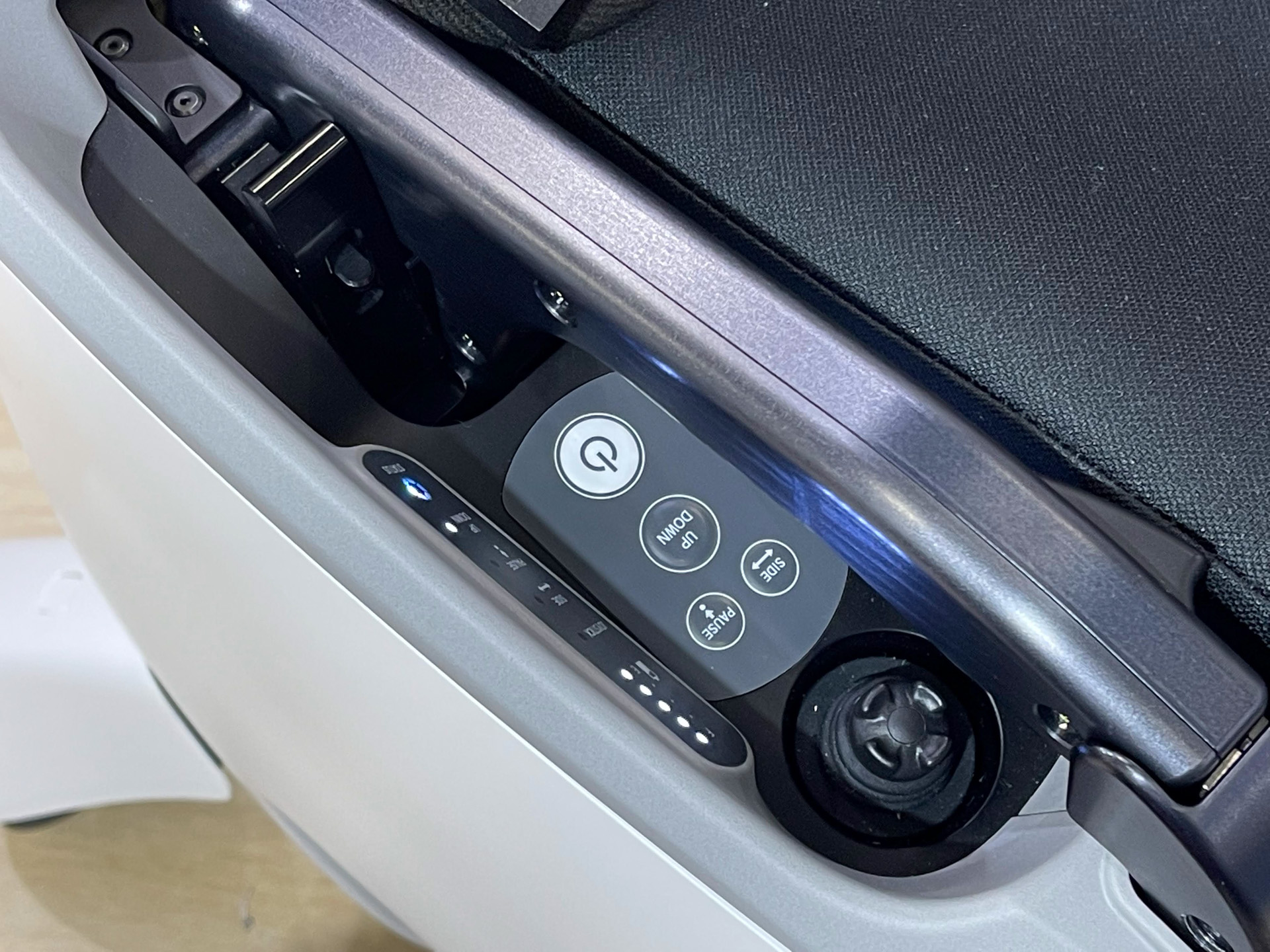 右手側にはゲームコントローラーのような小さいジョイスティックがあり、ローモードではこれを操作して移動する