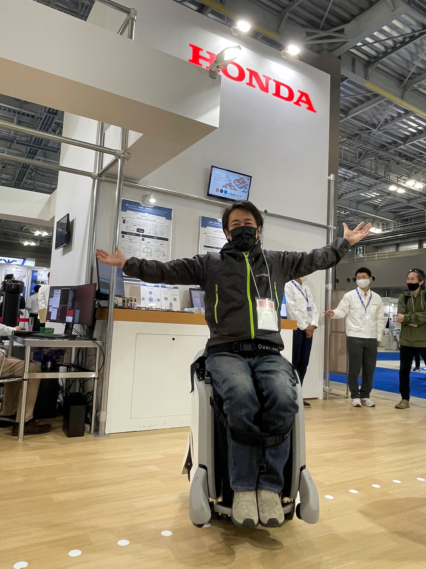 UNI-ONEは目線や体重移動で操作するので、移動中でも両手がフリーになるんですヨ！　この新体験が最高！
