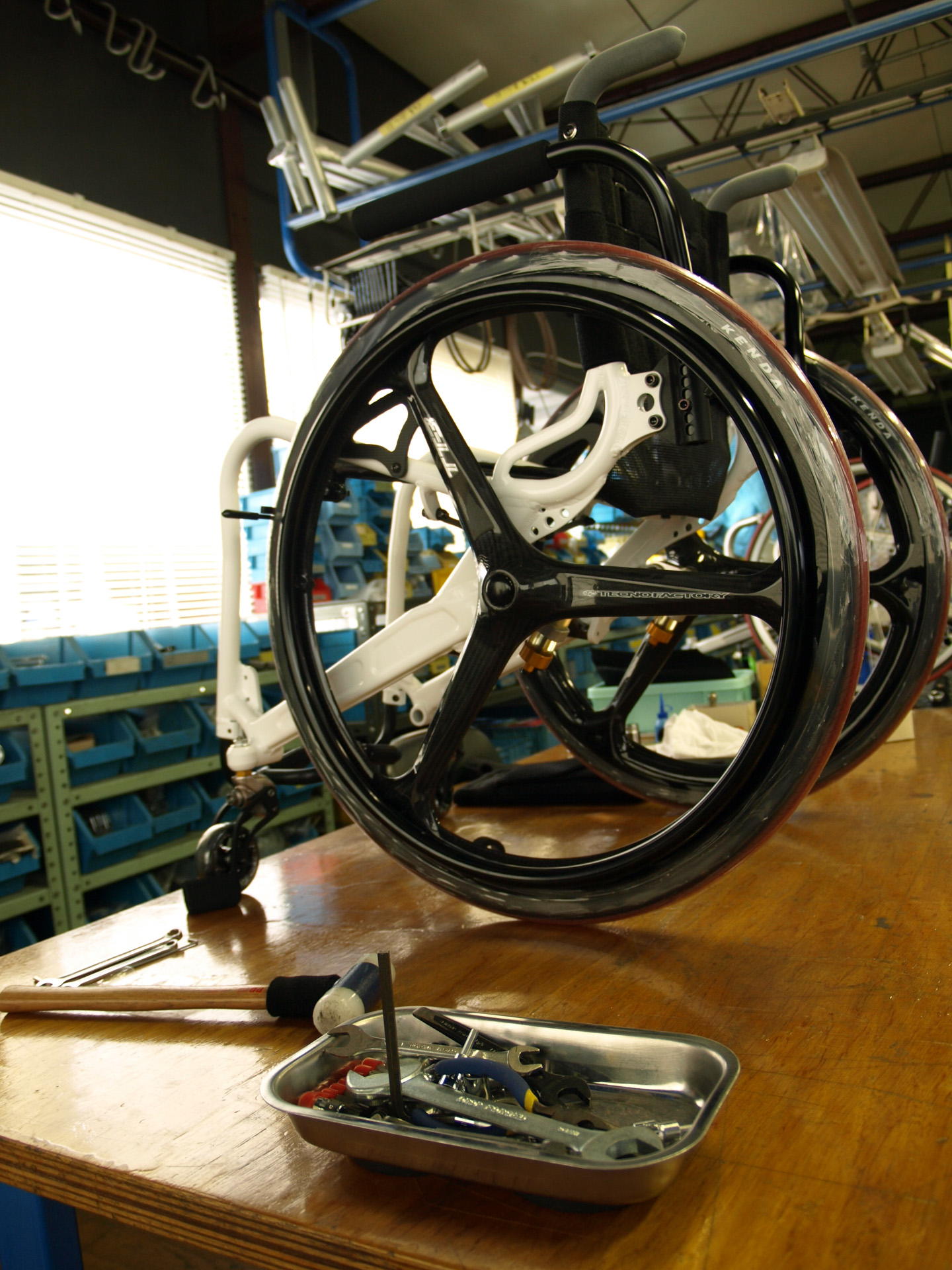 2代目の愛車であるOXエンジニアリング製のオーダーメード車いすこと「RC」。秒でクルマに積み込めるコト、コンビニ棚の上まで届くシート高、狭い改札でも通れるような車幅、の3点に特化して製作