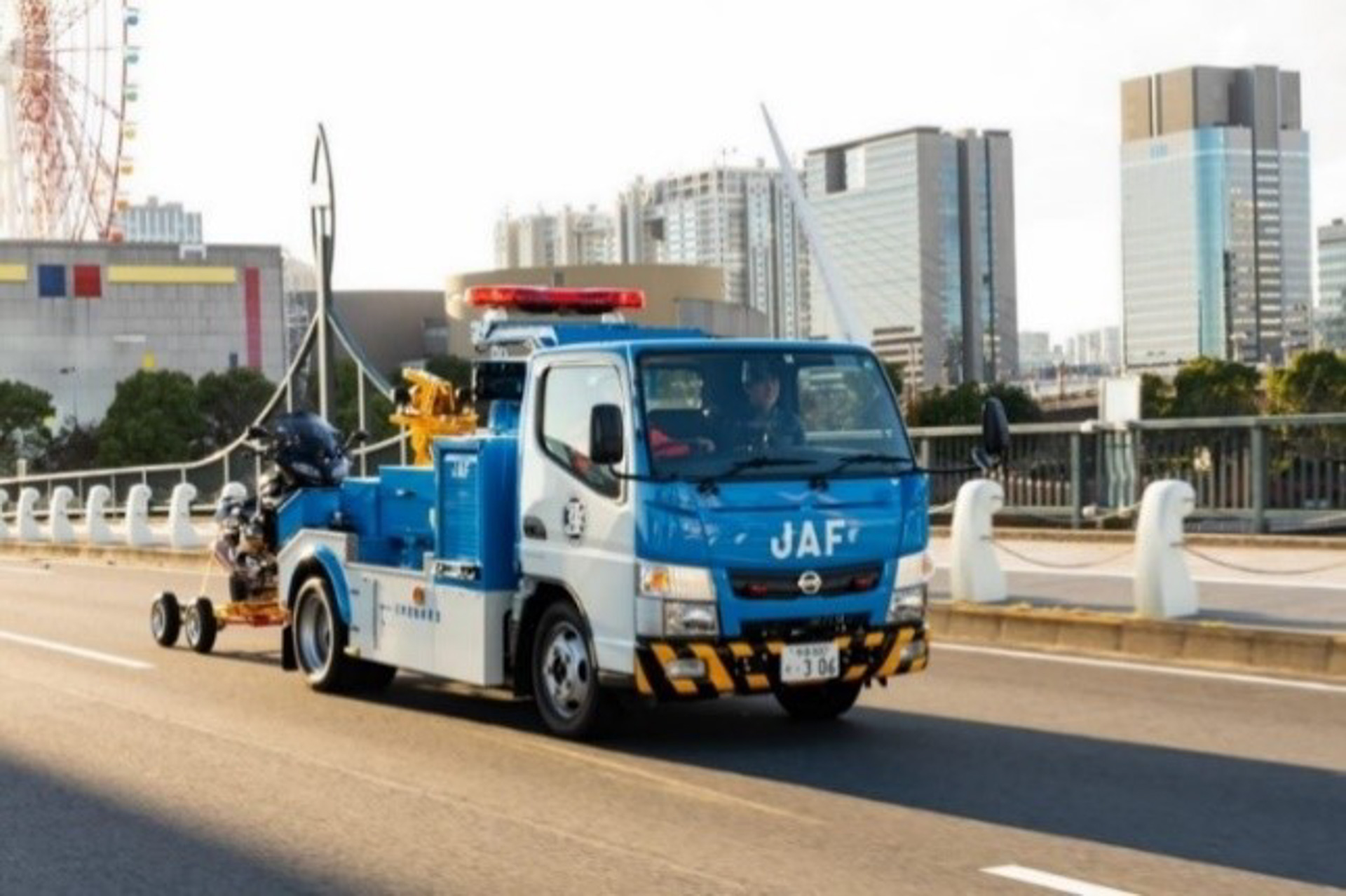 JAFが開発した二輪車用レッカーけん引装置「二輪アタッチメント」を装着したレッカー車