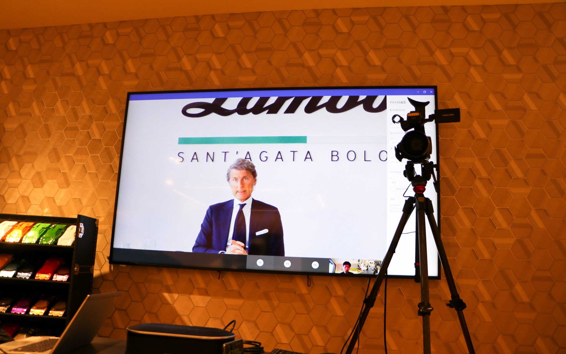 取材会はイタリアのサンターガタ・ボロニェーゼにある本社と、東京の港区六本木にある「THE LOUNGE TOKYO」をオンラインでつないで行なわれた