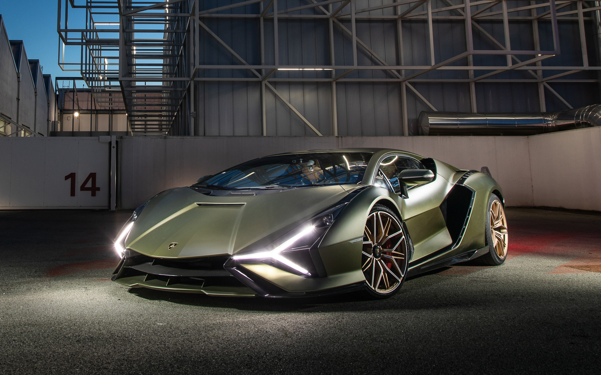 ランボルギーニ初のハイブリッドモデル「シアン」